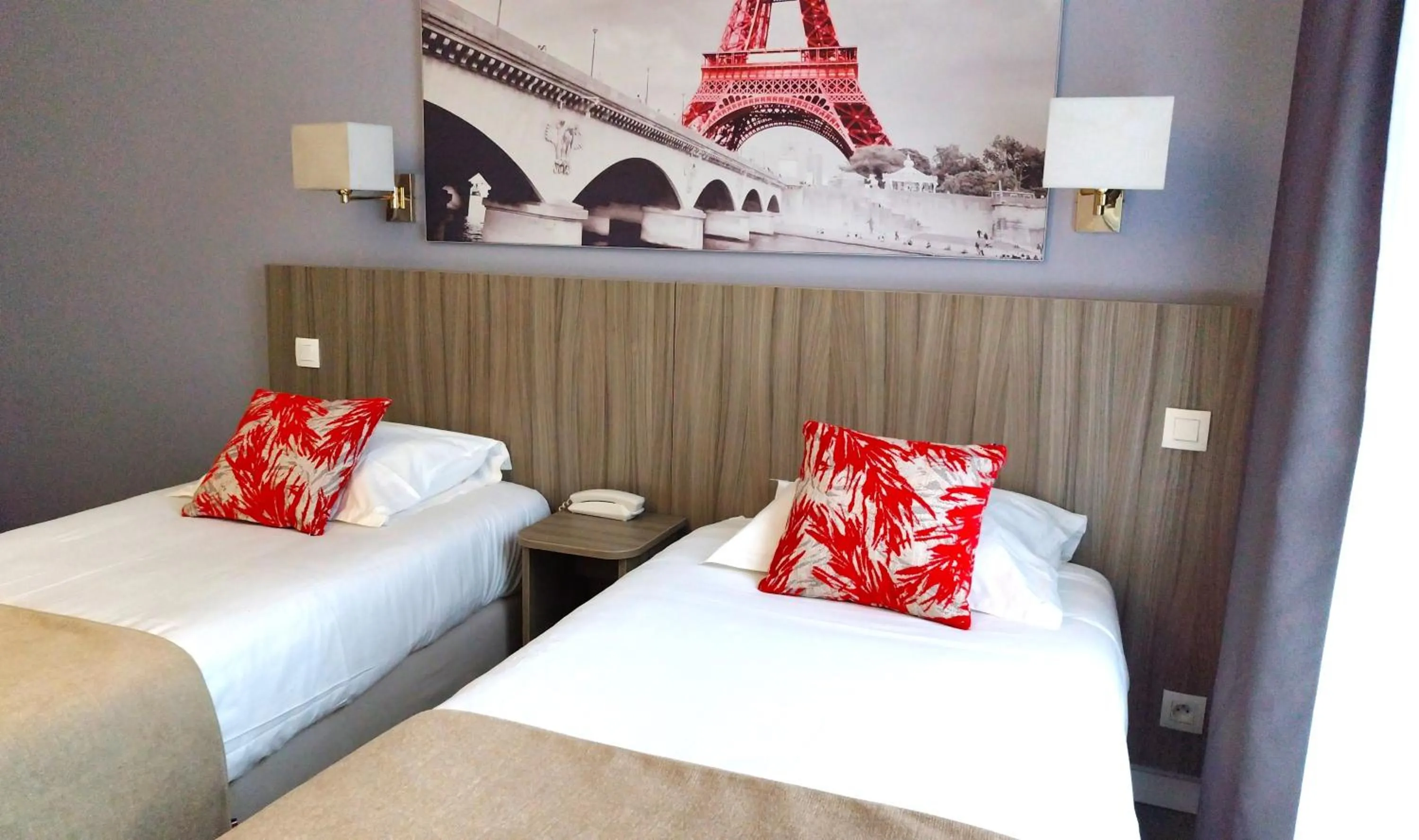 Property building, Bed in Avia Hôtel Saphir Montparnasse