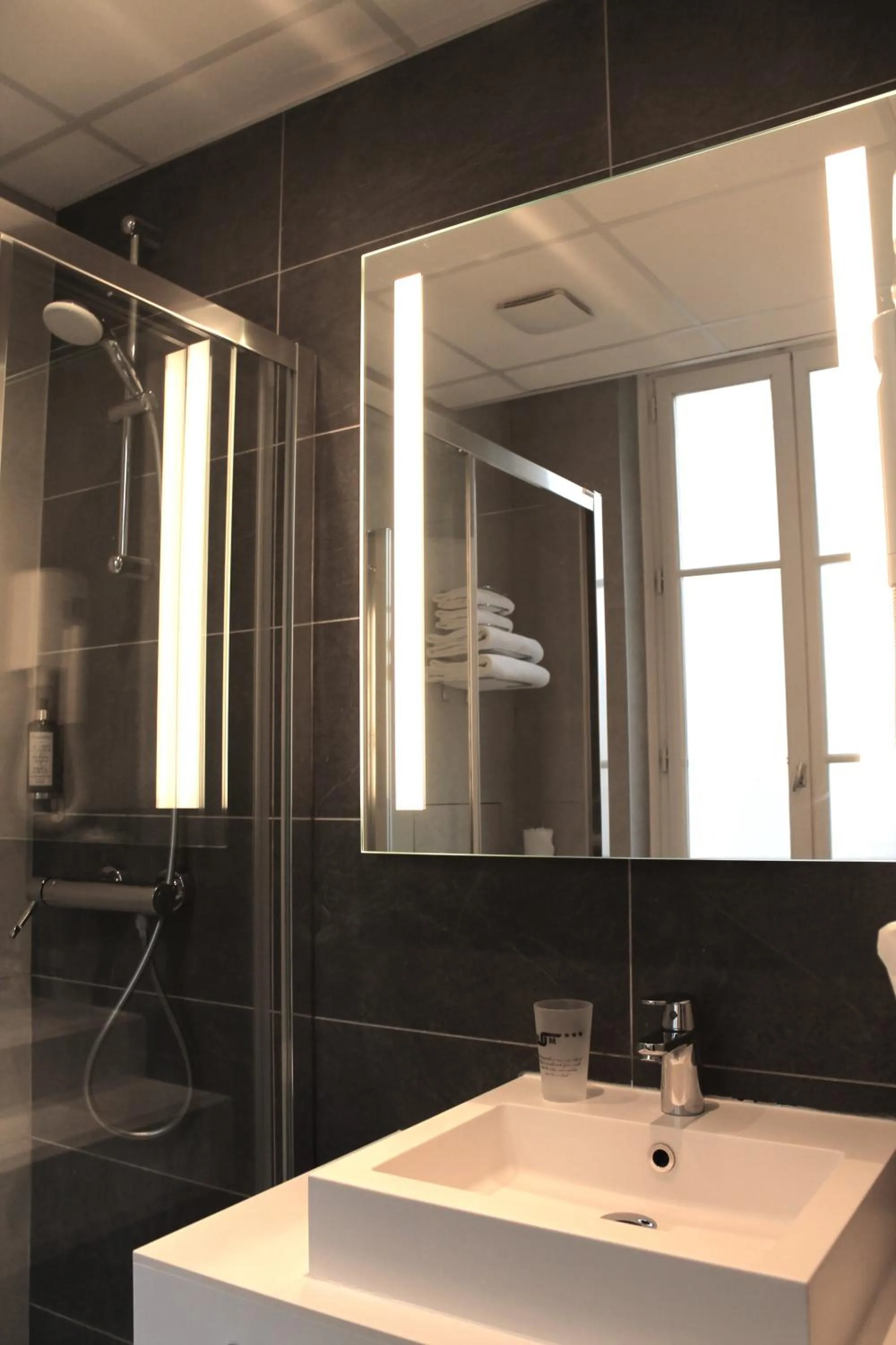 Bathroom in Avia Hôtel Saphir Montparnasse