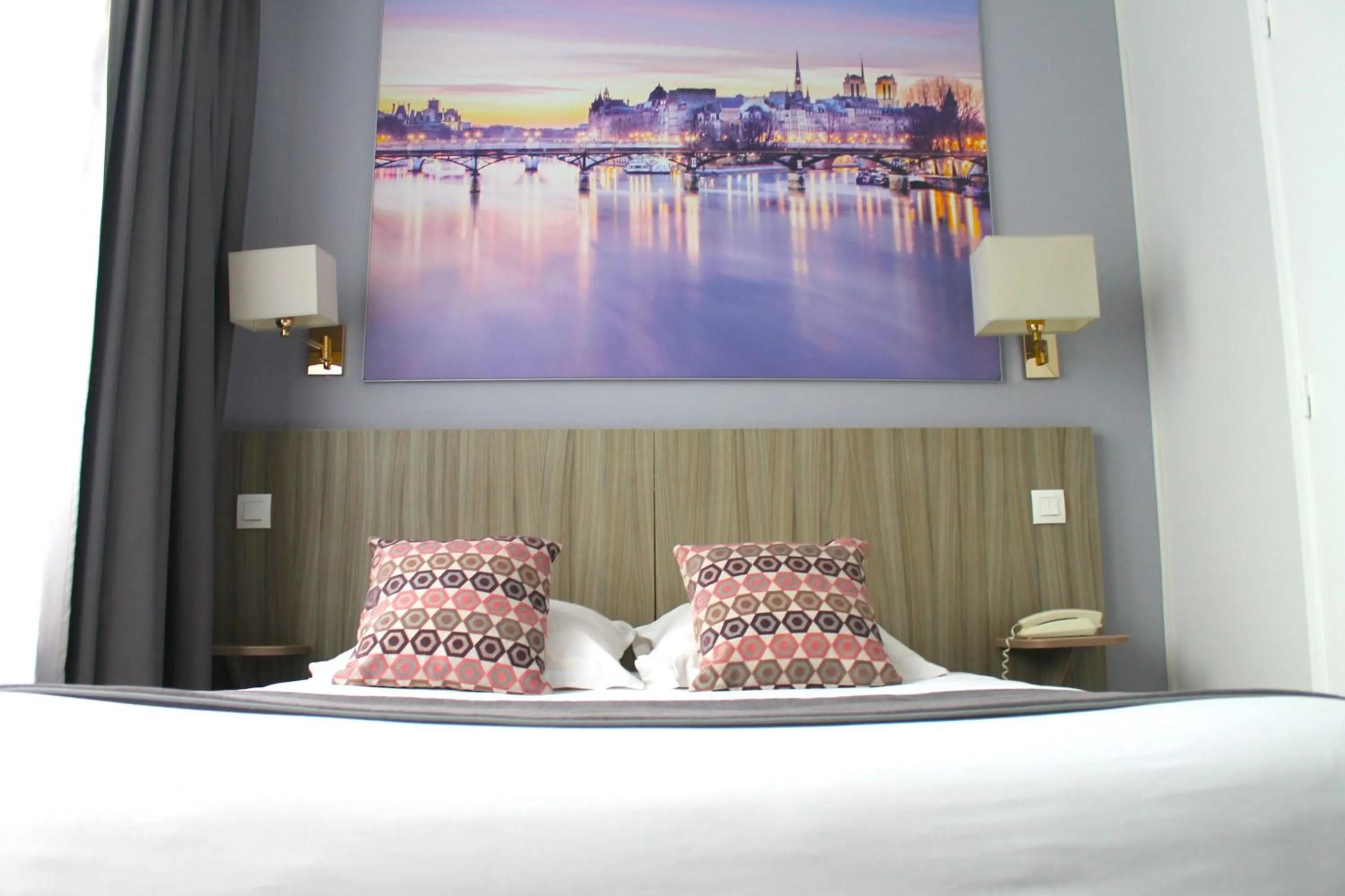 Property building, Bed in Avia Hôtel Saphir Montparnasse