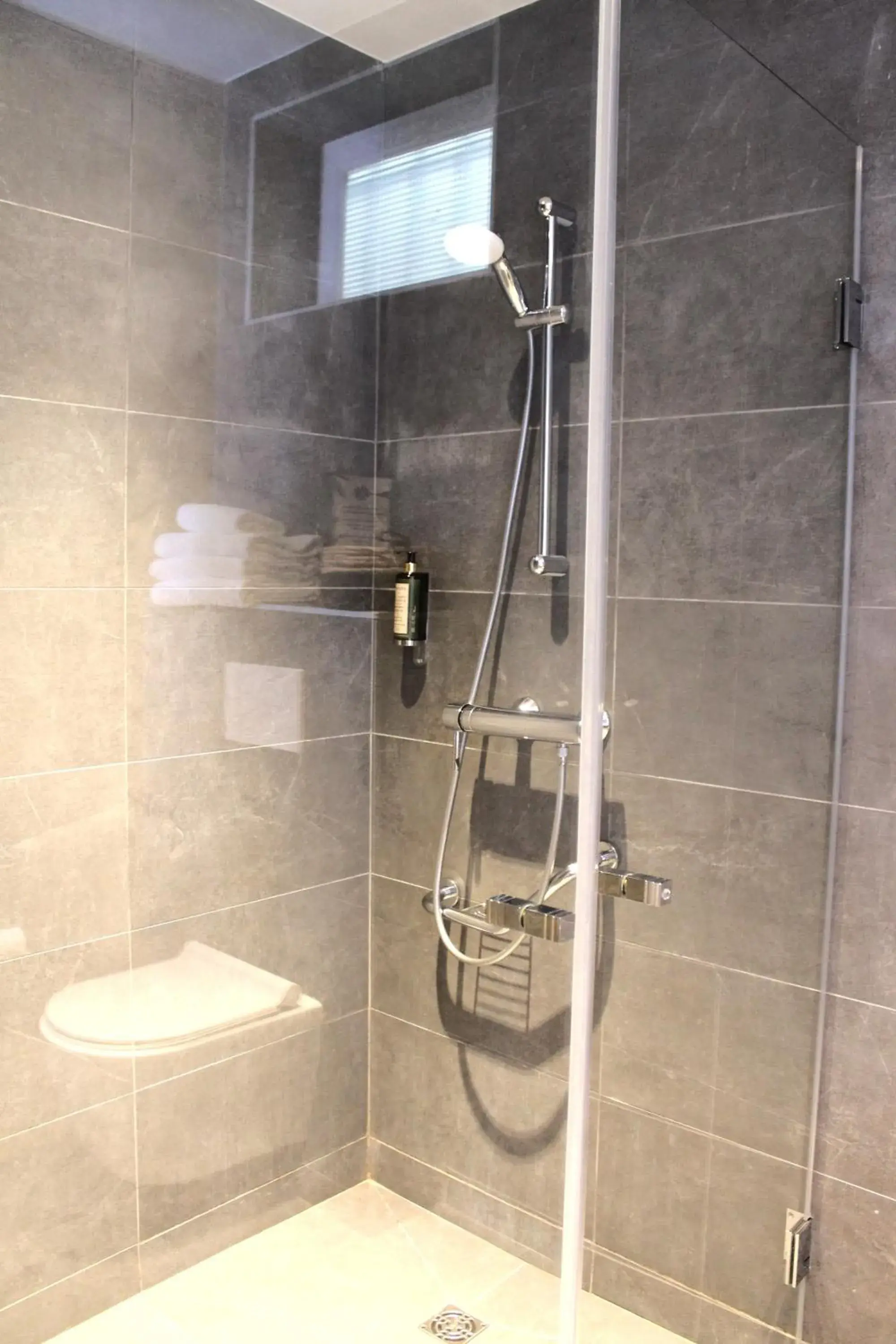 Bathroom in Avia Hôtel Saphir Montparnasse Bathroom in Avia Hôtel Saphir Montparnasse