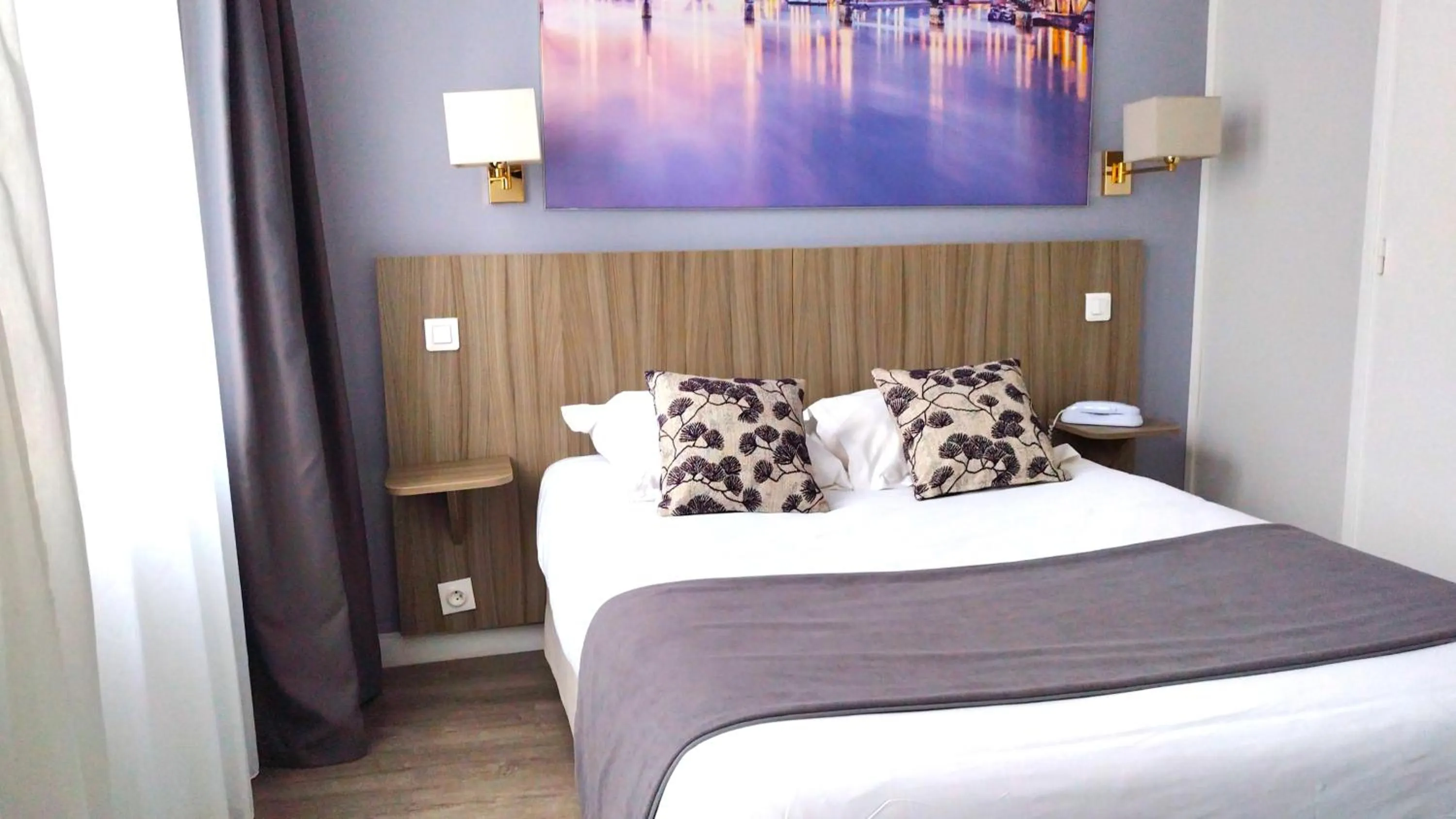 Property building, Bed in Avia Hôtel Saphir Montparnasse