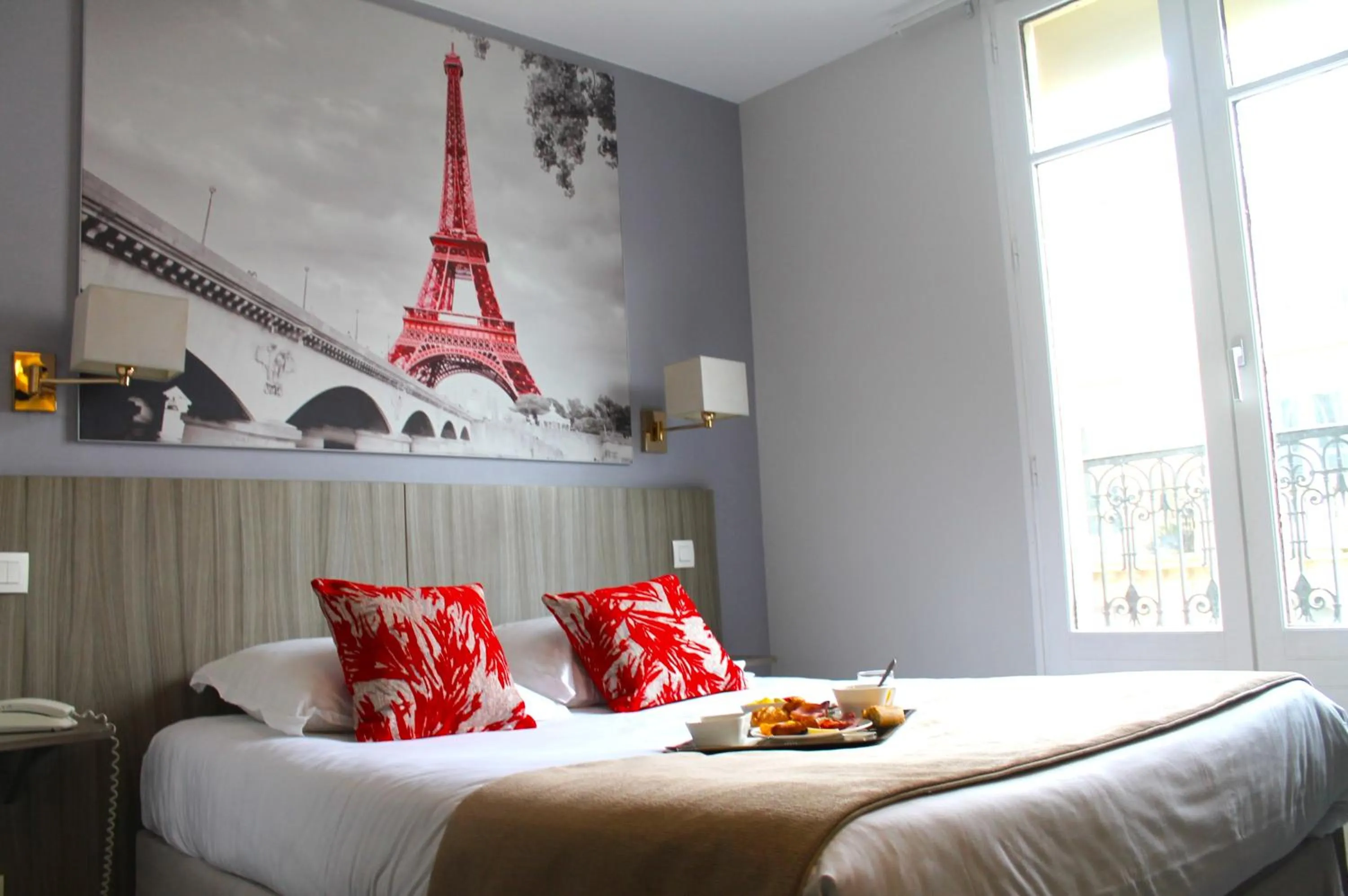 Property building, Bed in Avia Hôtel Saphir Montparnasse