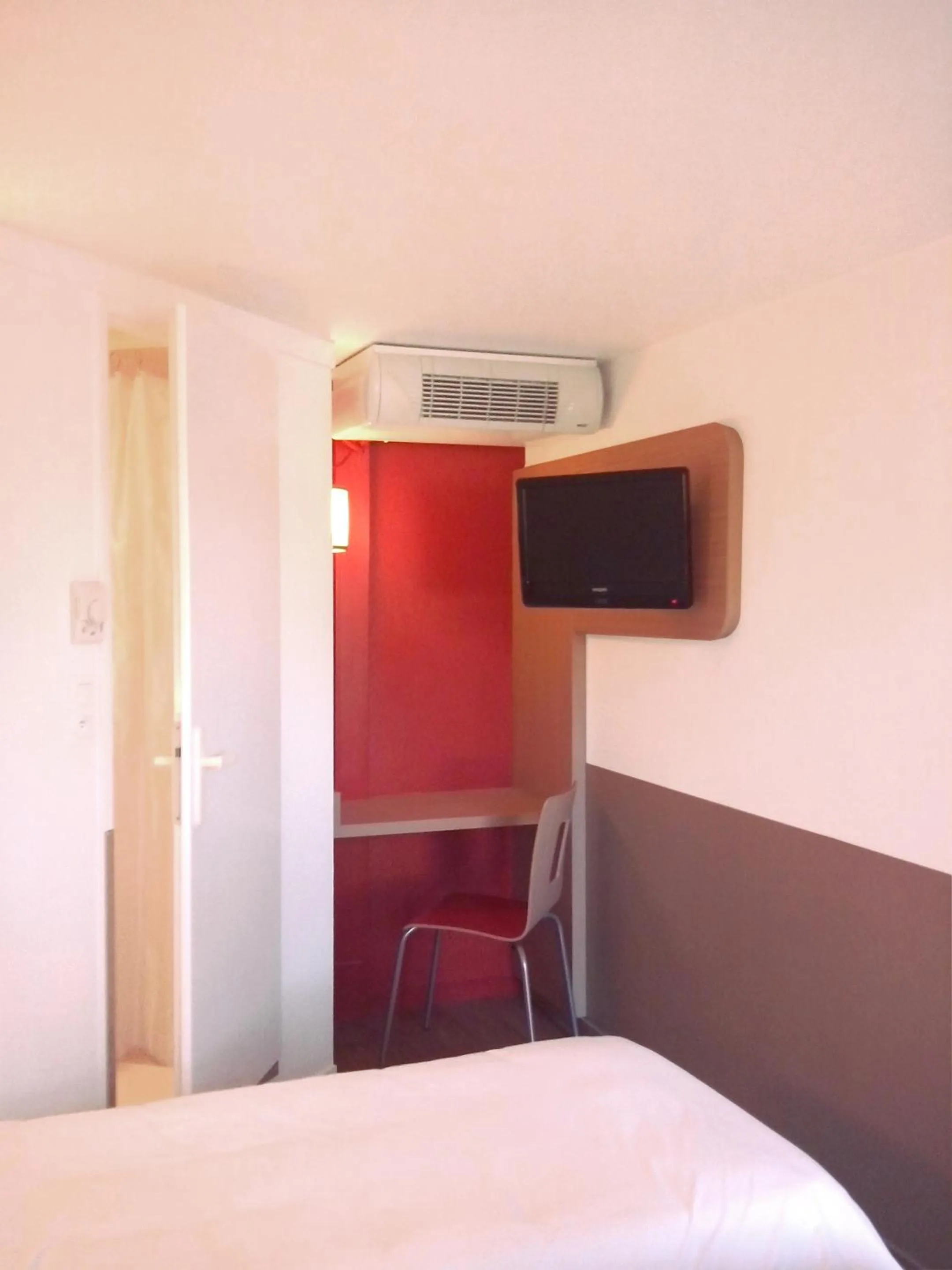 TV and multimedia, Bed in Première Classe Montélimar Nord - A7 sortie 17