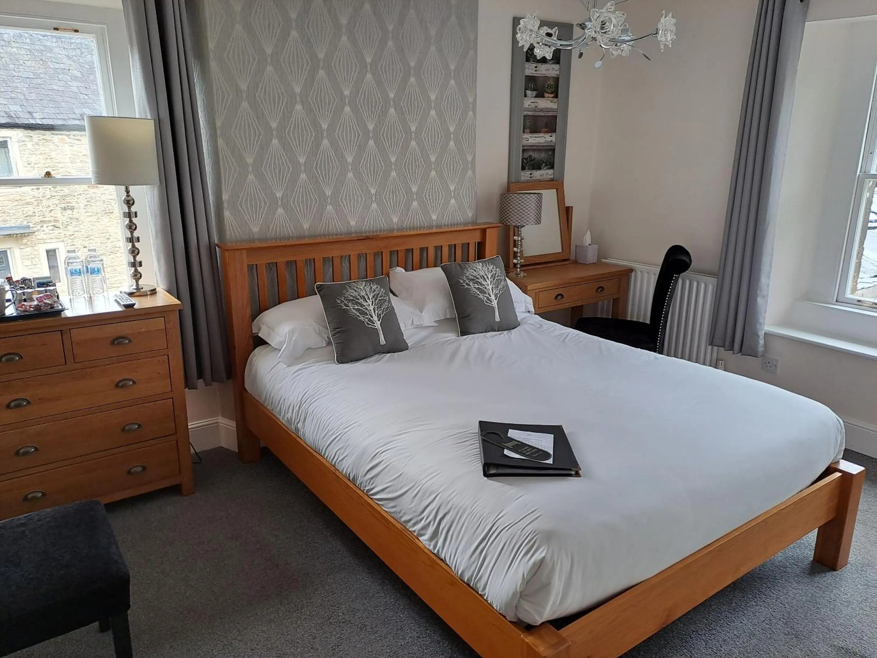 Bedroom, Bed in Rose and Crown Bath