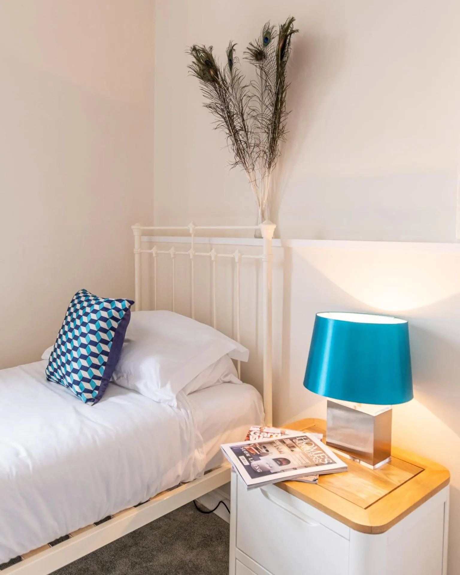 Bedroom, Bed in Rose and Crown Bath