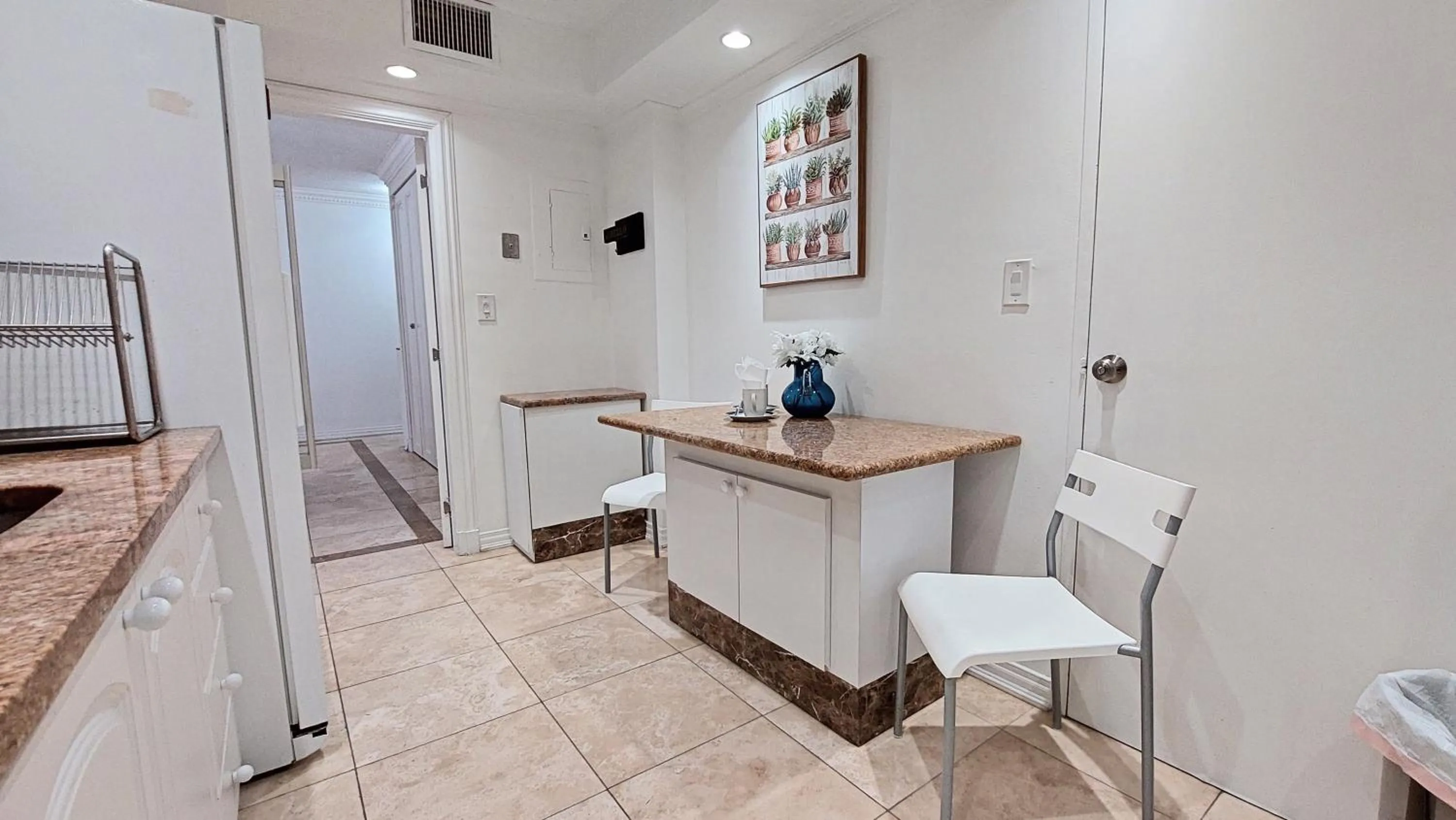 Kitchen or kitchenette in The Tides Apartments on the beach