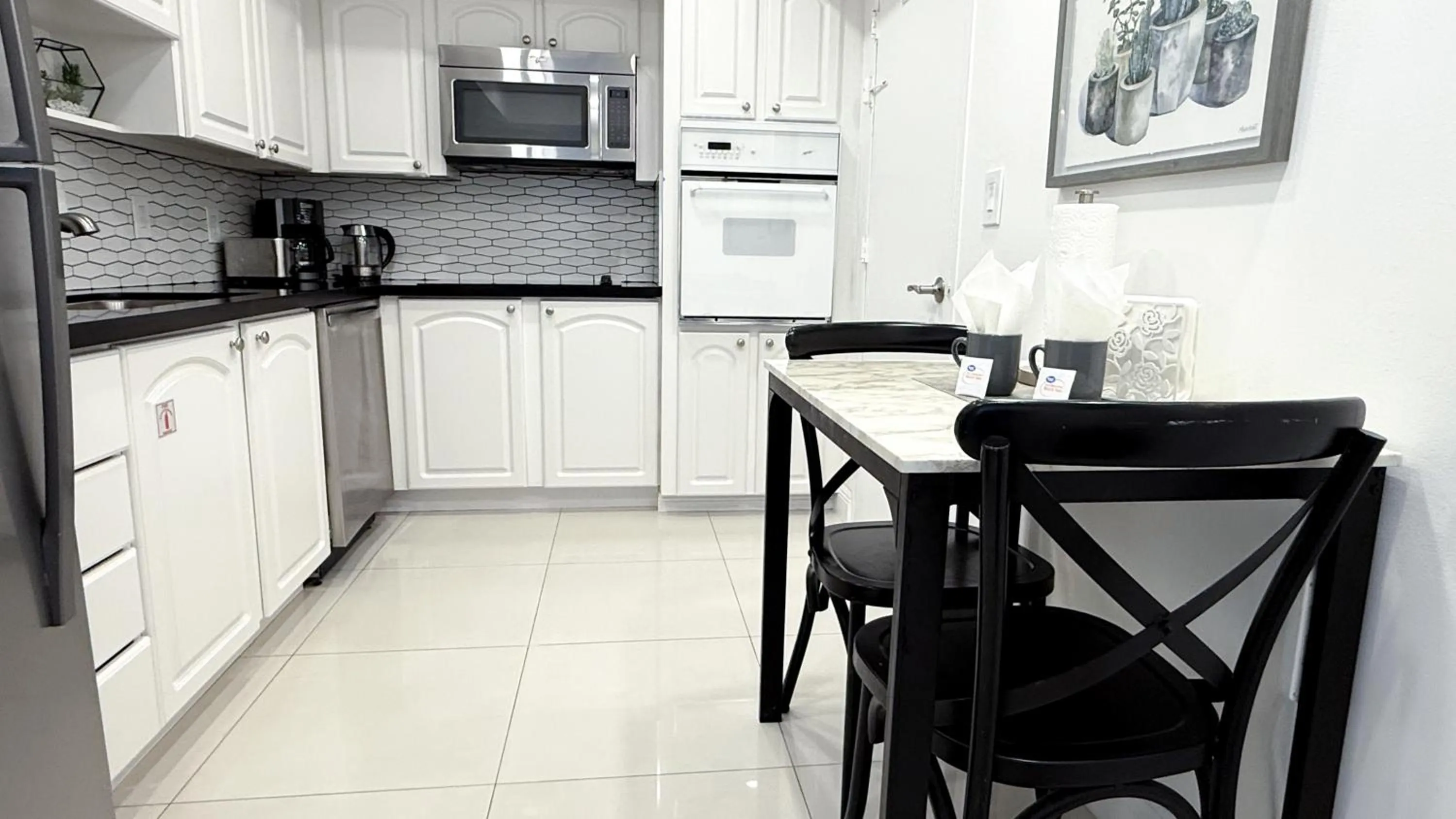 Kitchen or kitchenette in The Tides Apartments on the beach