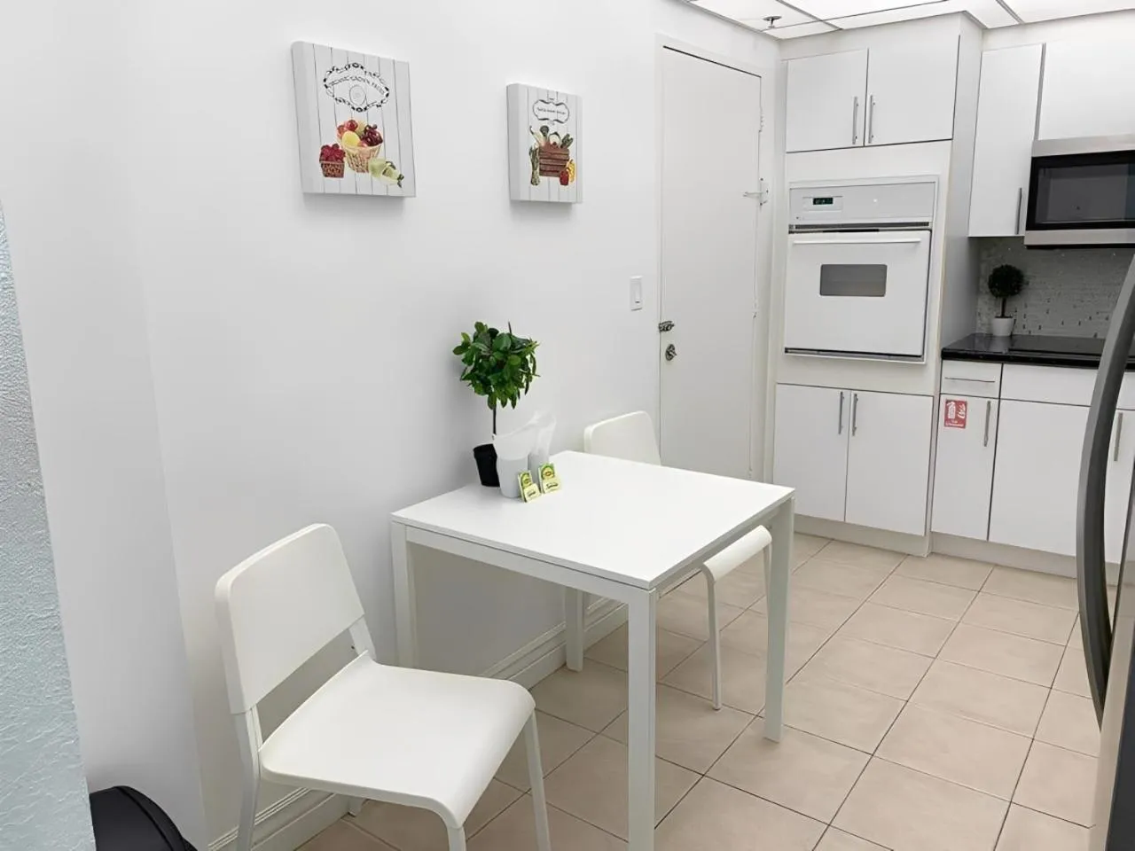 Kitchen or kitchenette in The Tides Apartments on the beach