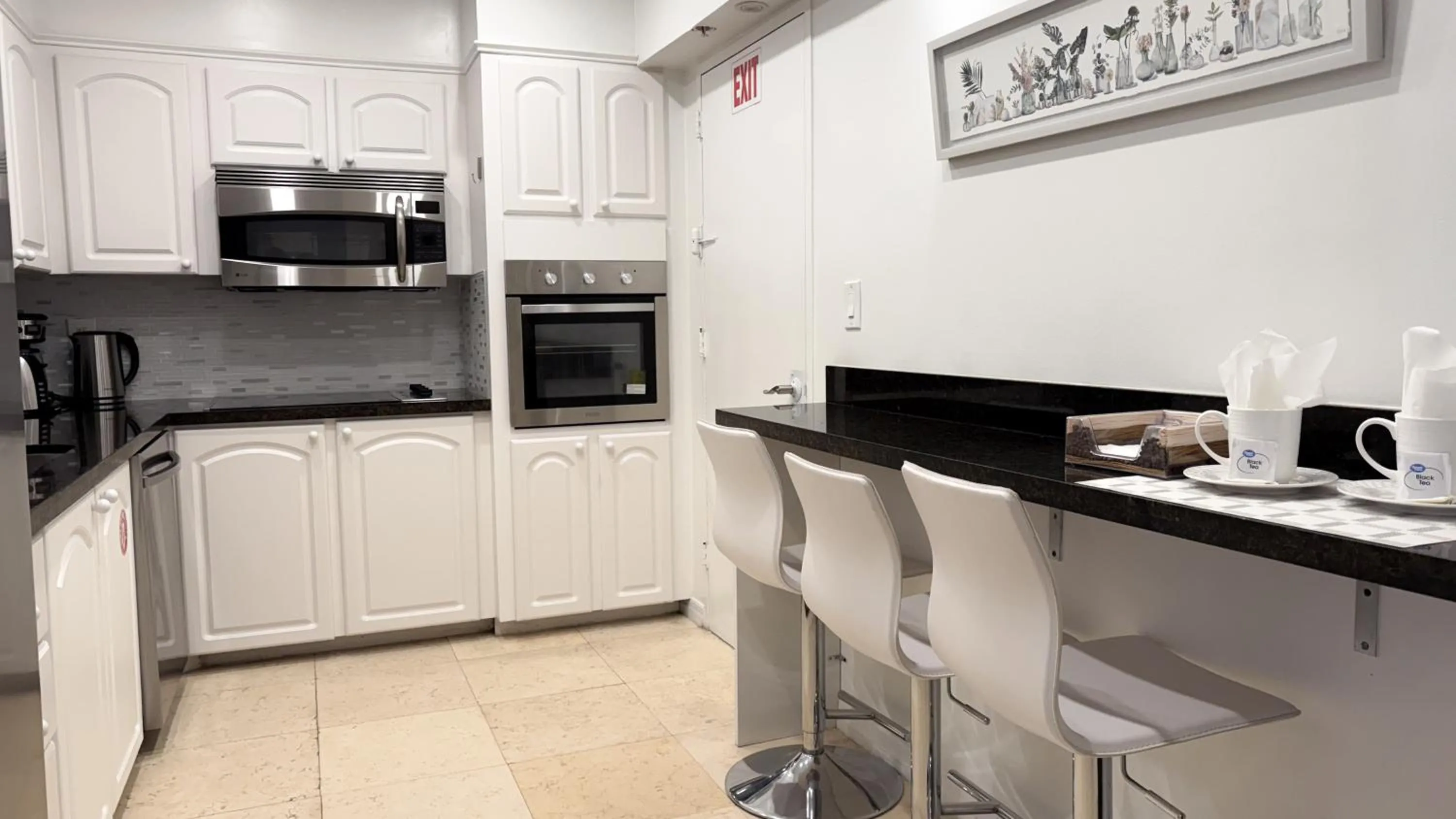 Kitchen or kitchenette in The Tides Apartments on the beach