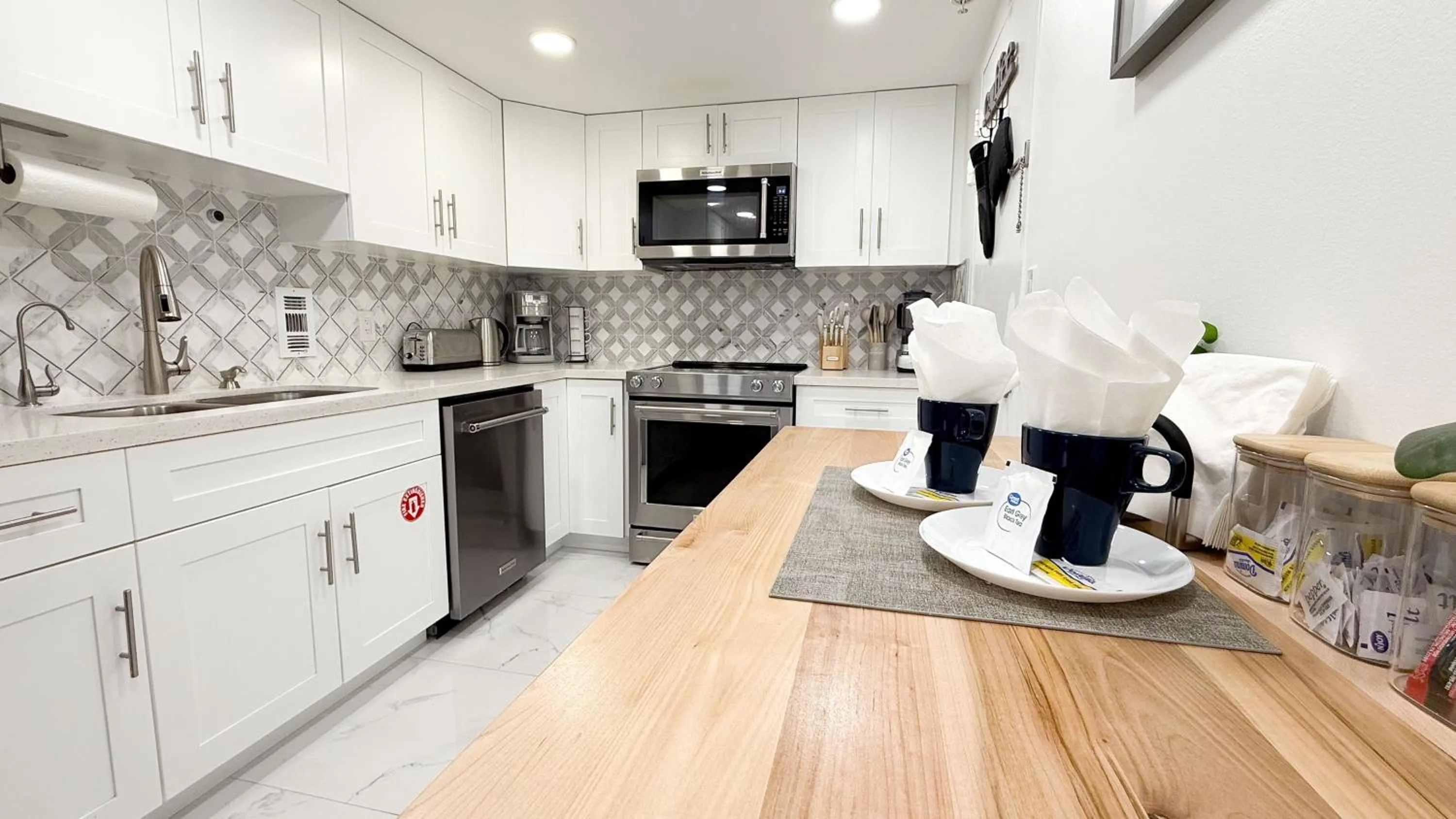 Kitchen or kitchenette in The Tides Apartments on the beach