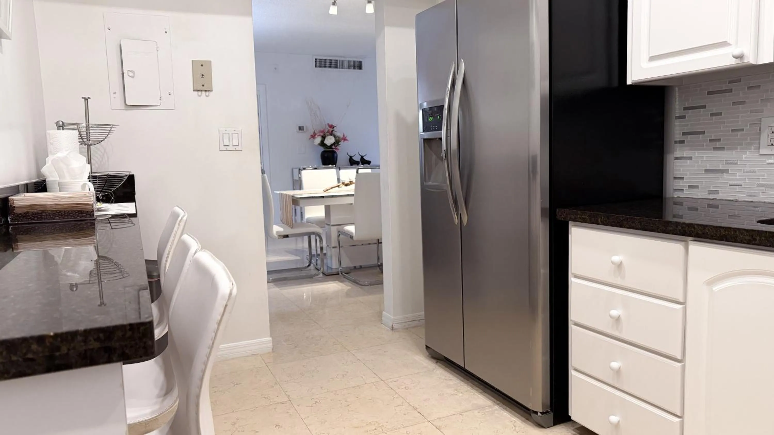 Kitchen or kitchenette in The Tides Apartments on the beach
