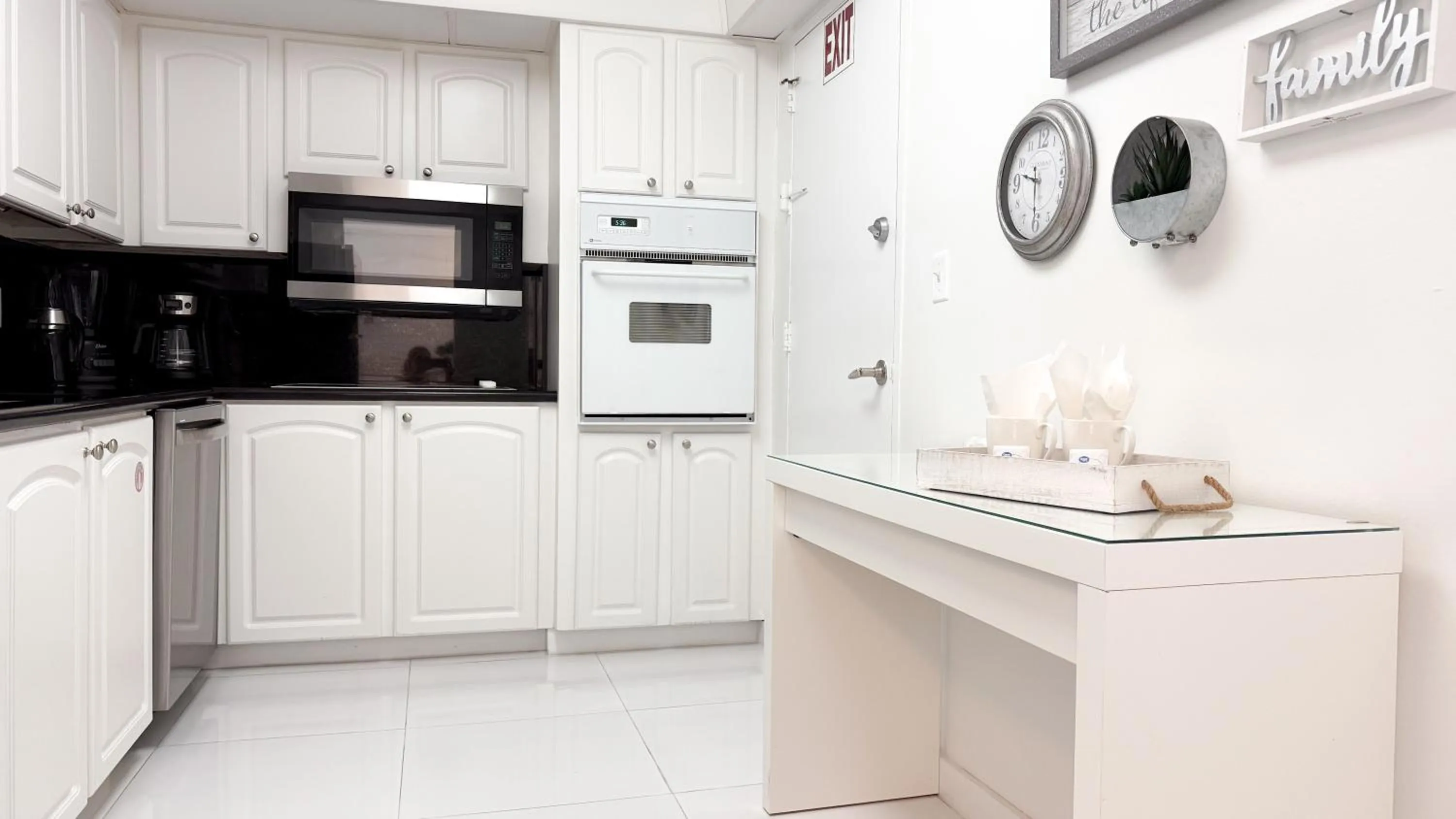 Kitchen or kitchenette in The Tides Apartments on the beach