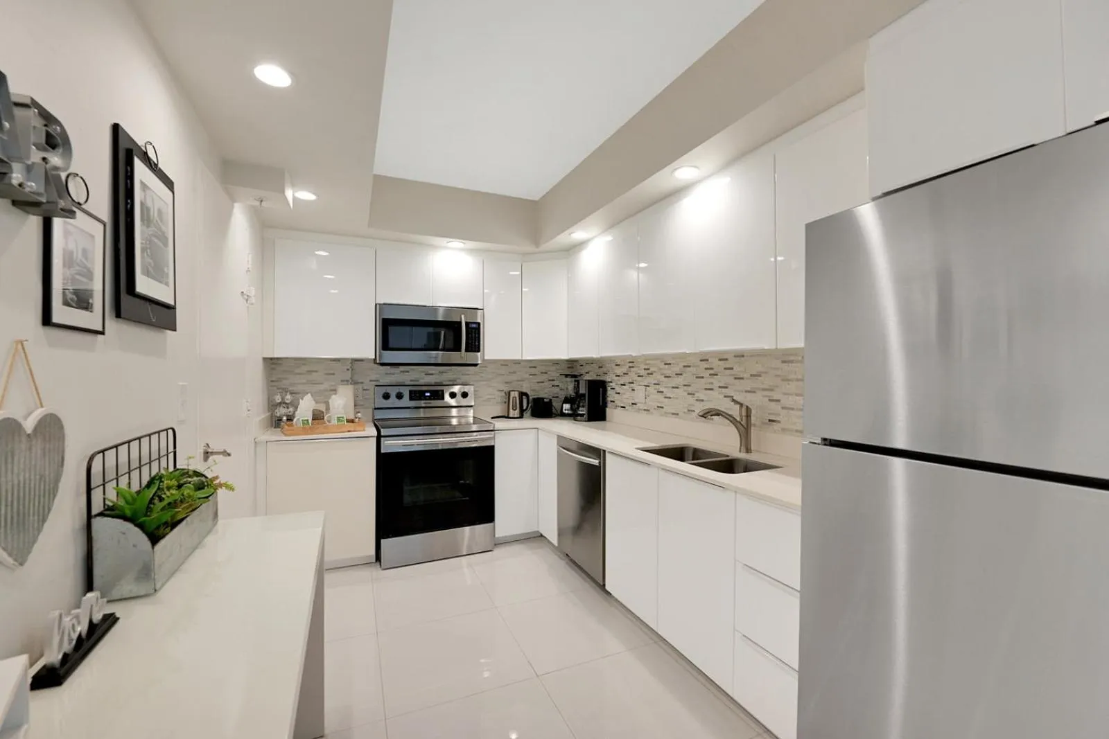 Kitchen or kitchenette in The Tides Apartments on the beach