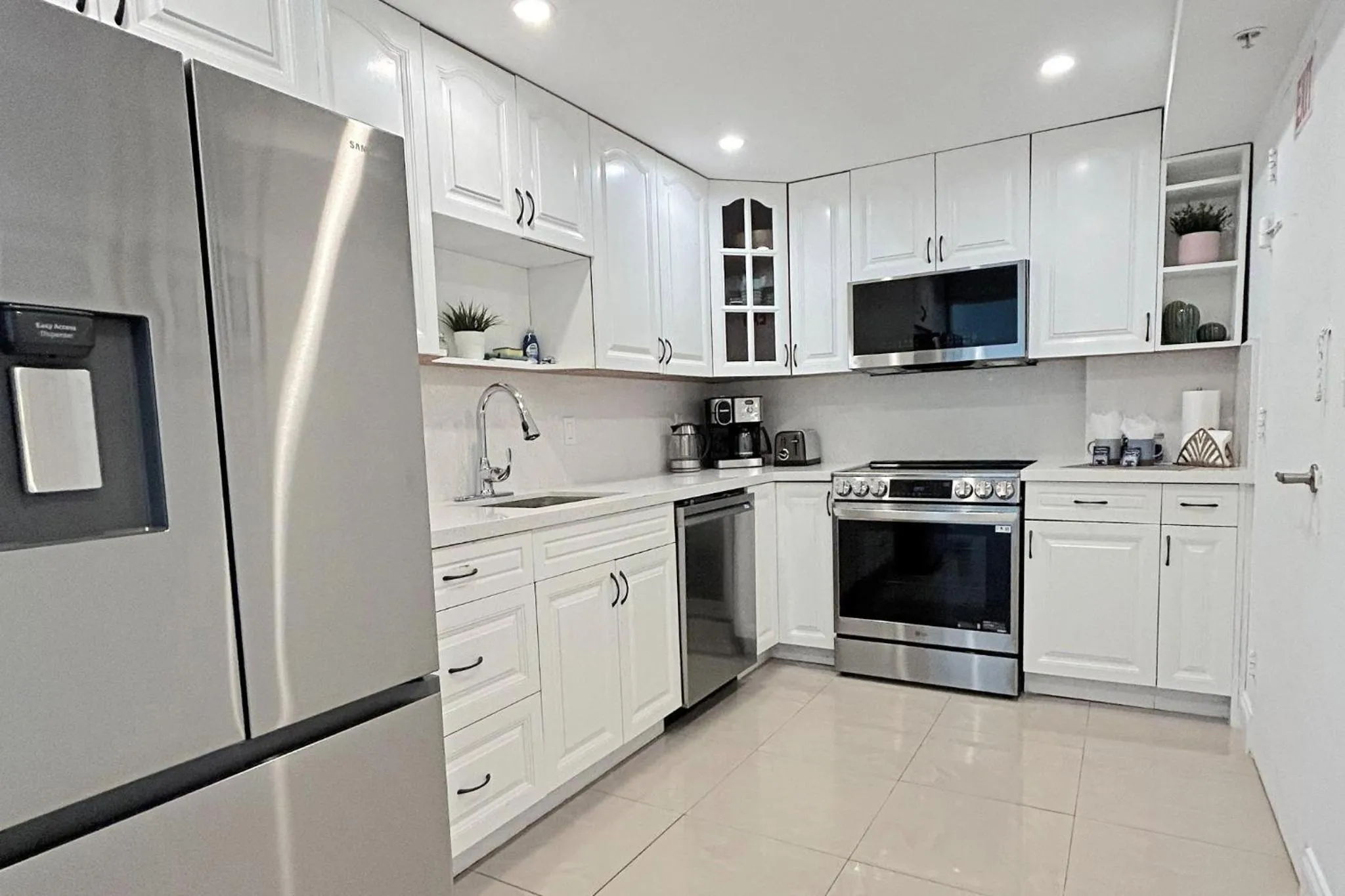 Kitchen or kitchenette in The Tides Apartments on the beach