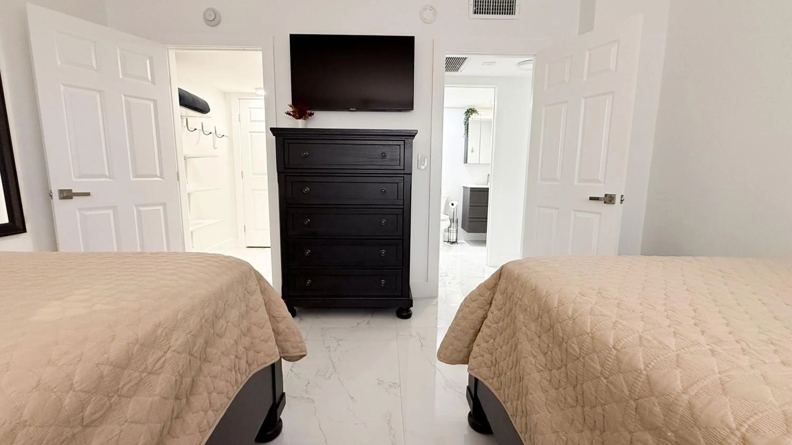 Bedroom, Bed in The Tides Apartments on the beach