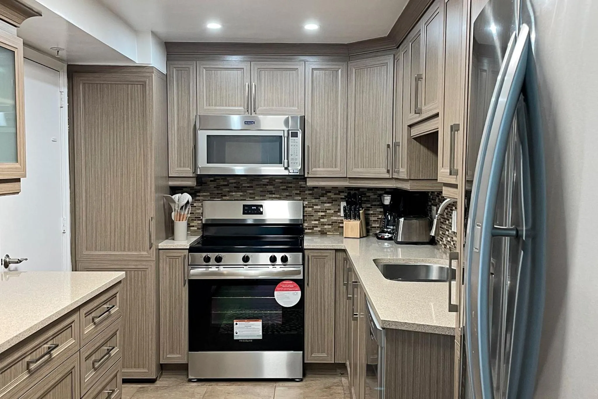 Kitchen or kitchenette in The Tides Apartments on the beach