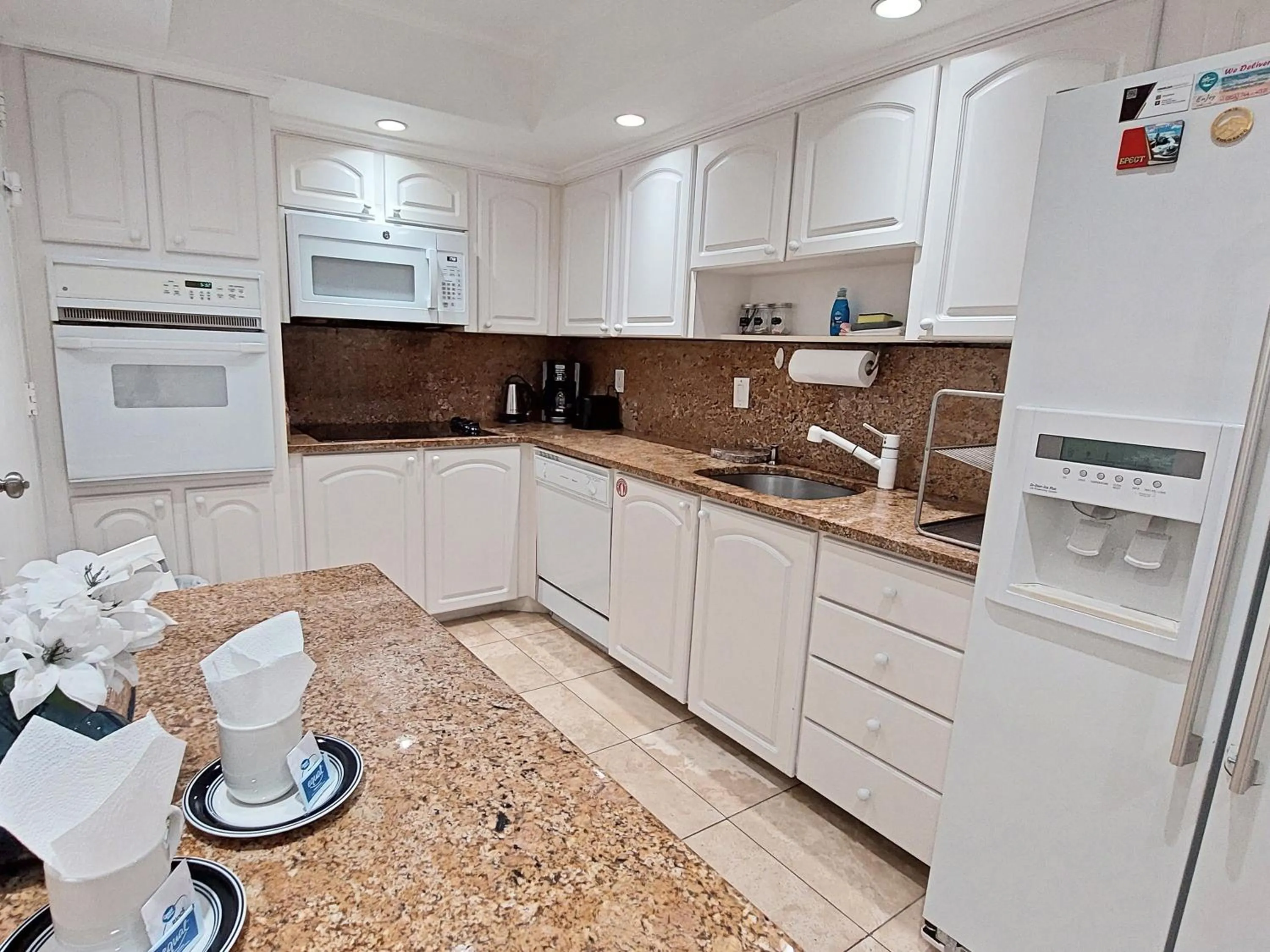 Kitchen or kitchenette in The Tides Apartments on the beach