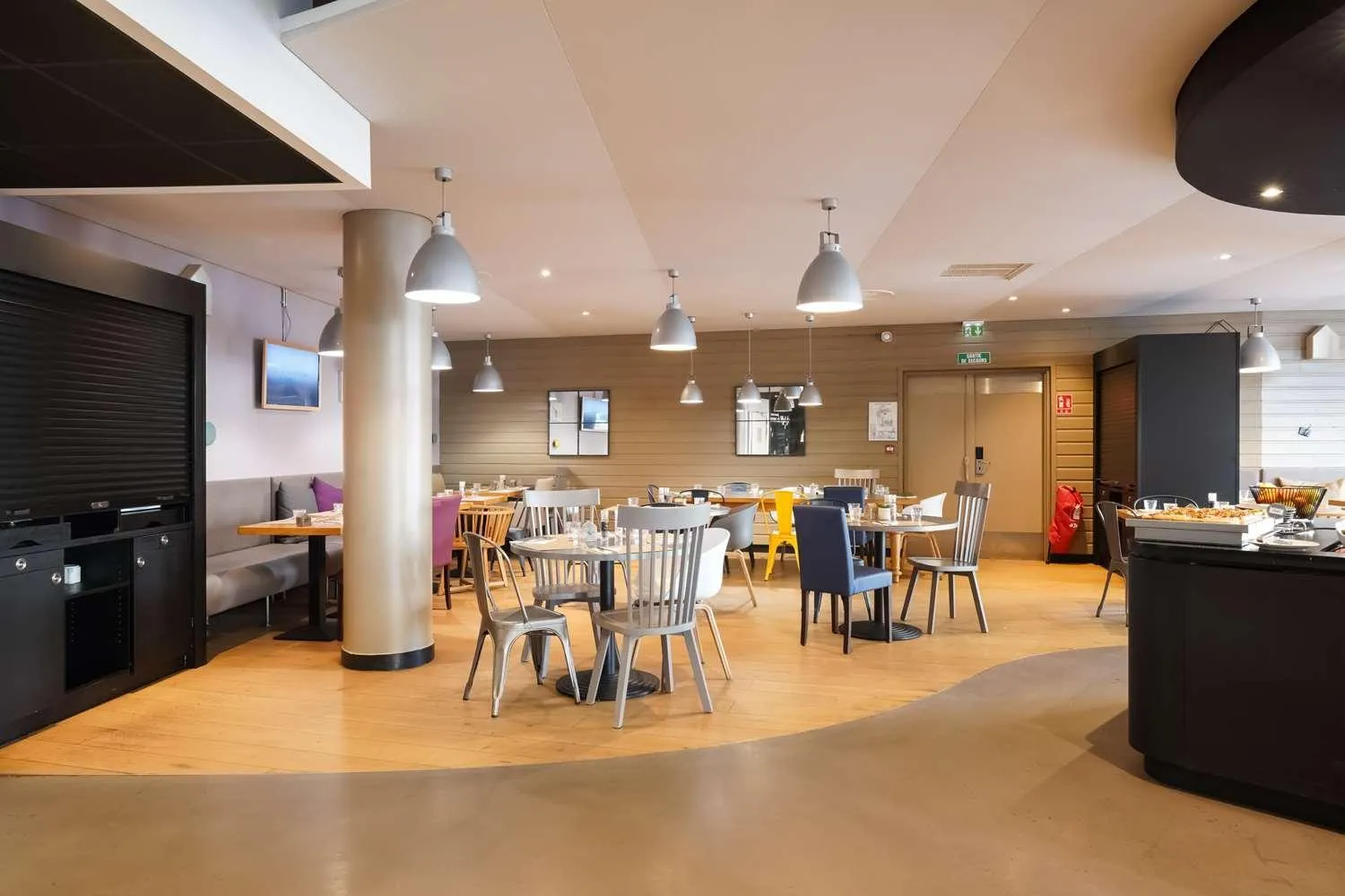 Restaurant/places to eat in Première Classe Paris Ouest - Pont de Suresnes