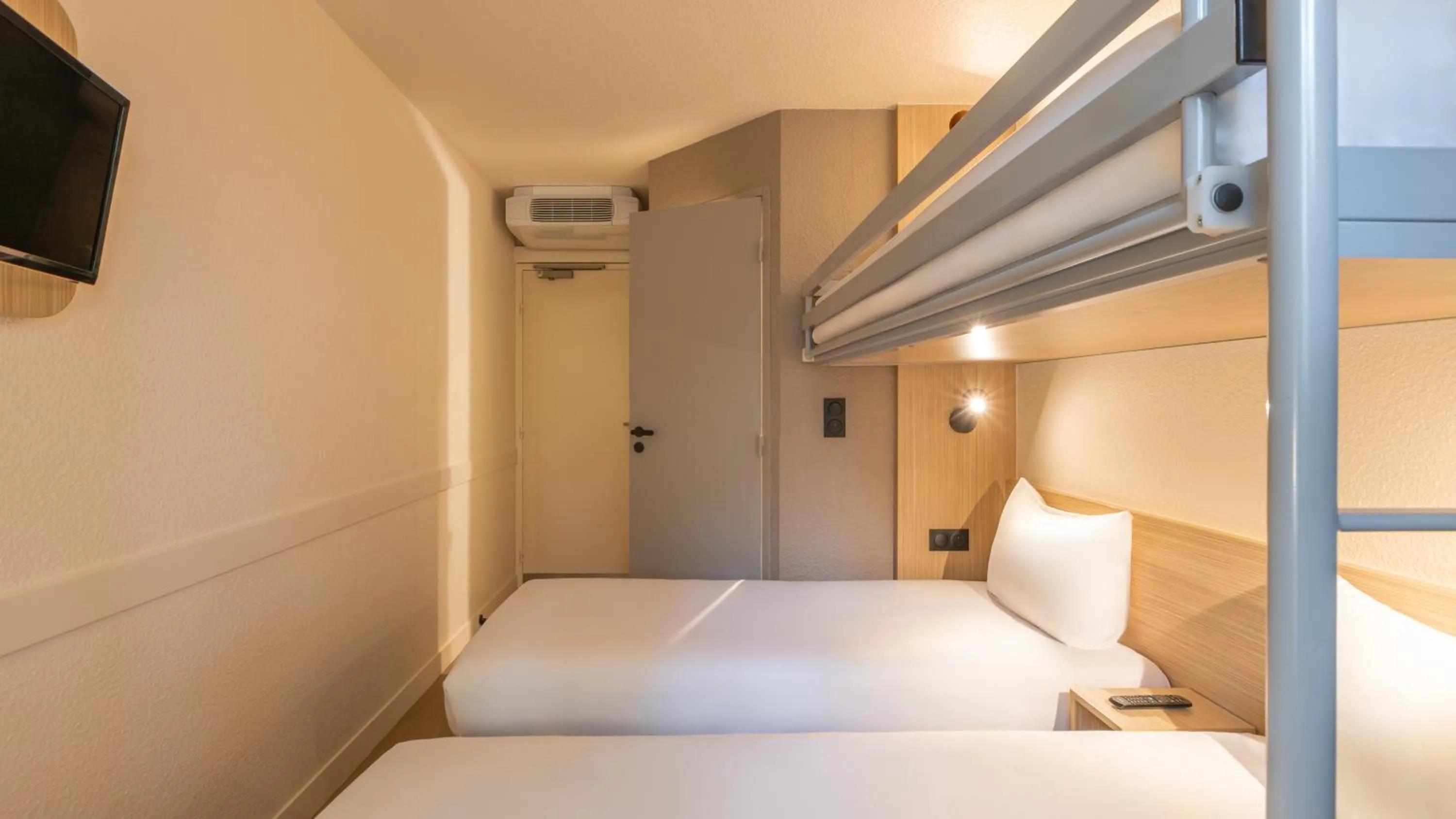 Bed in Première Classe Paris Ouest - Pont de Suresnes