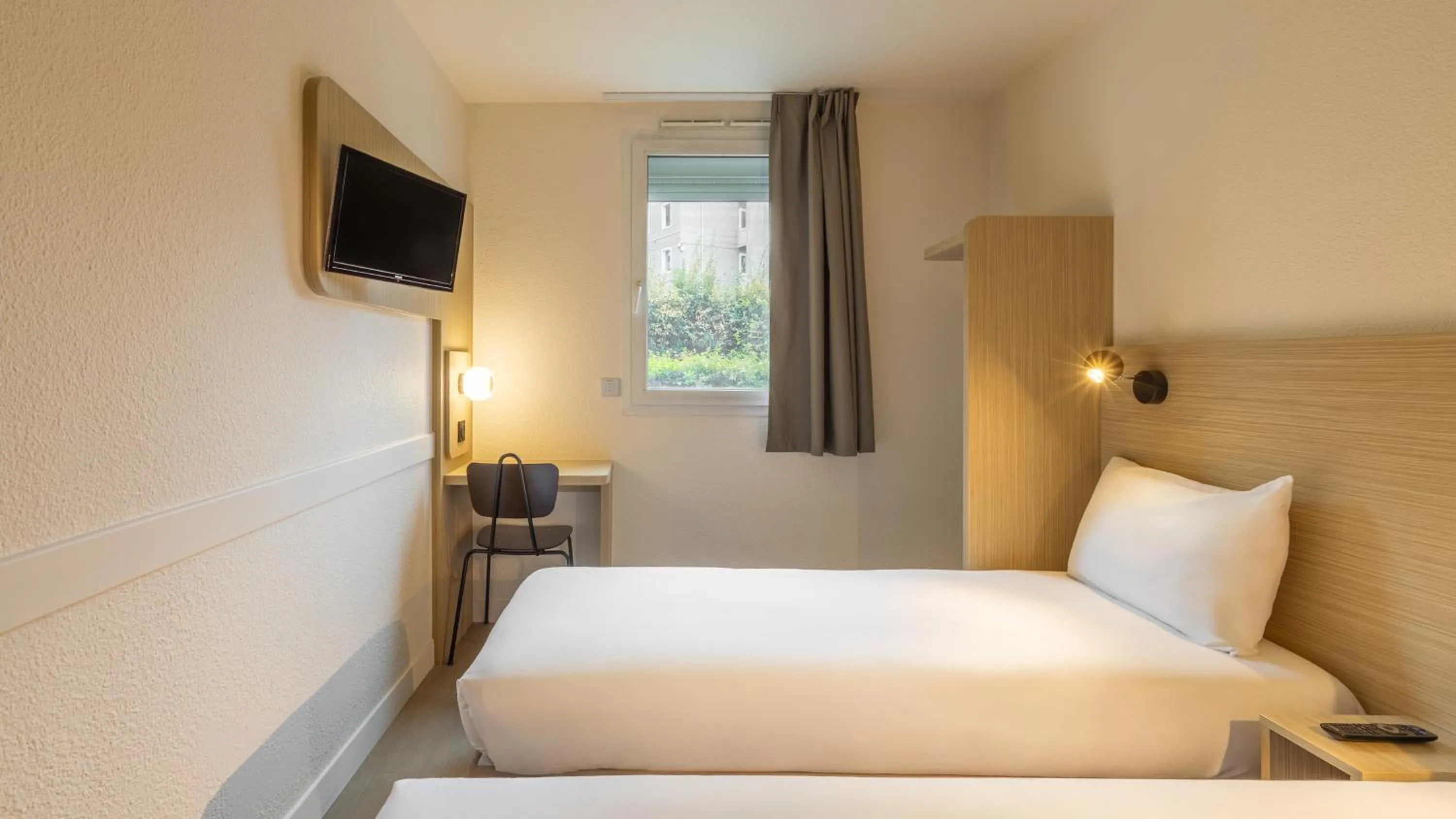 Bed in Première Classe Paris Ouest - Pont de Suresnes