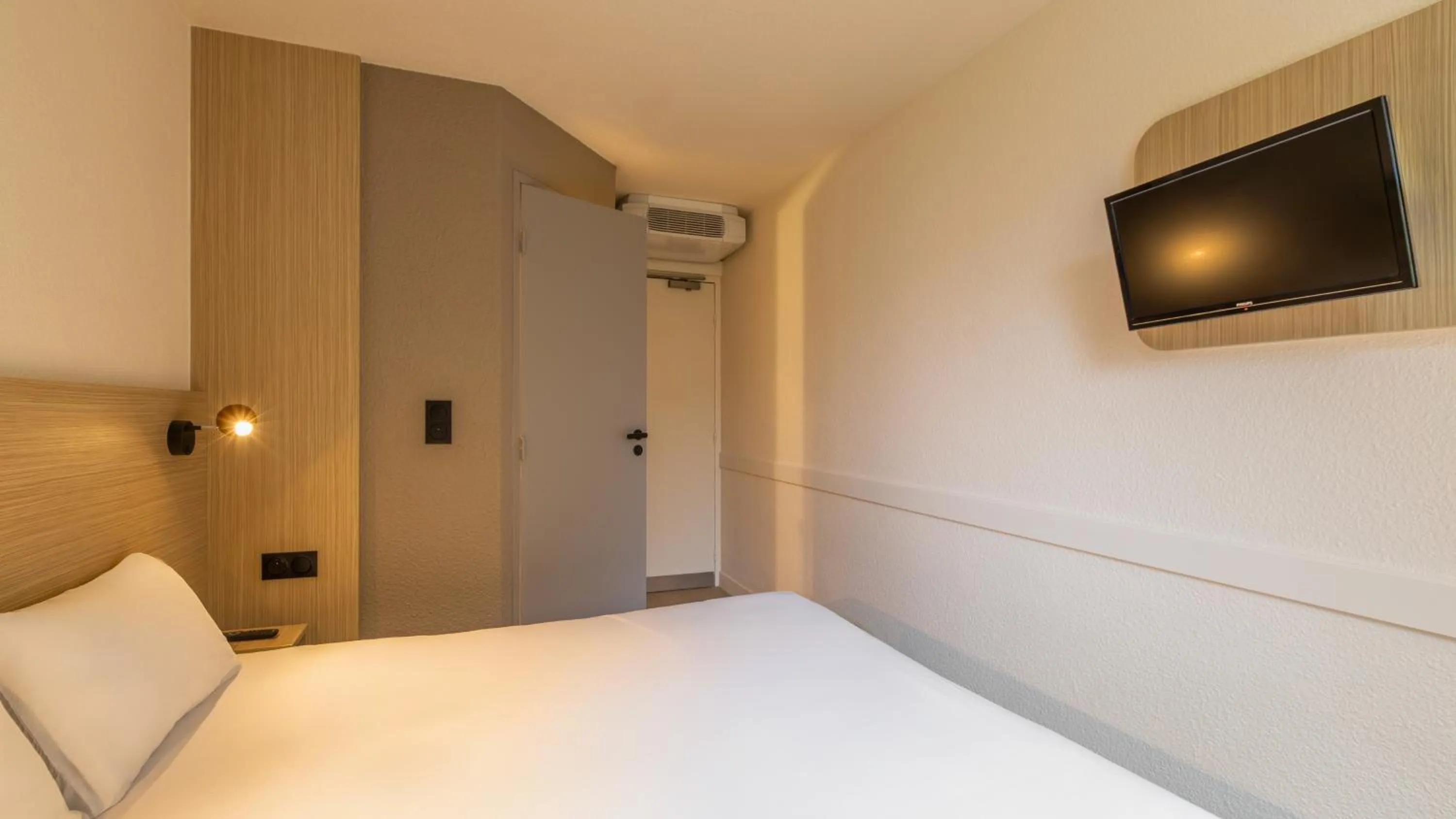 Bed in Première Classe Paris Ouest - Pont de Suresnes