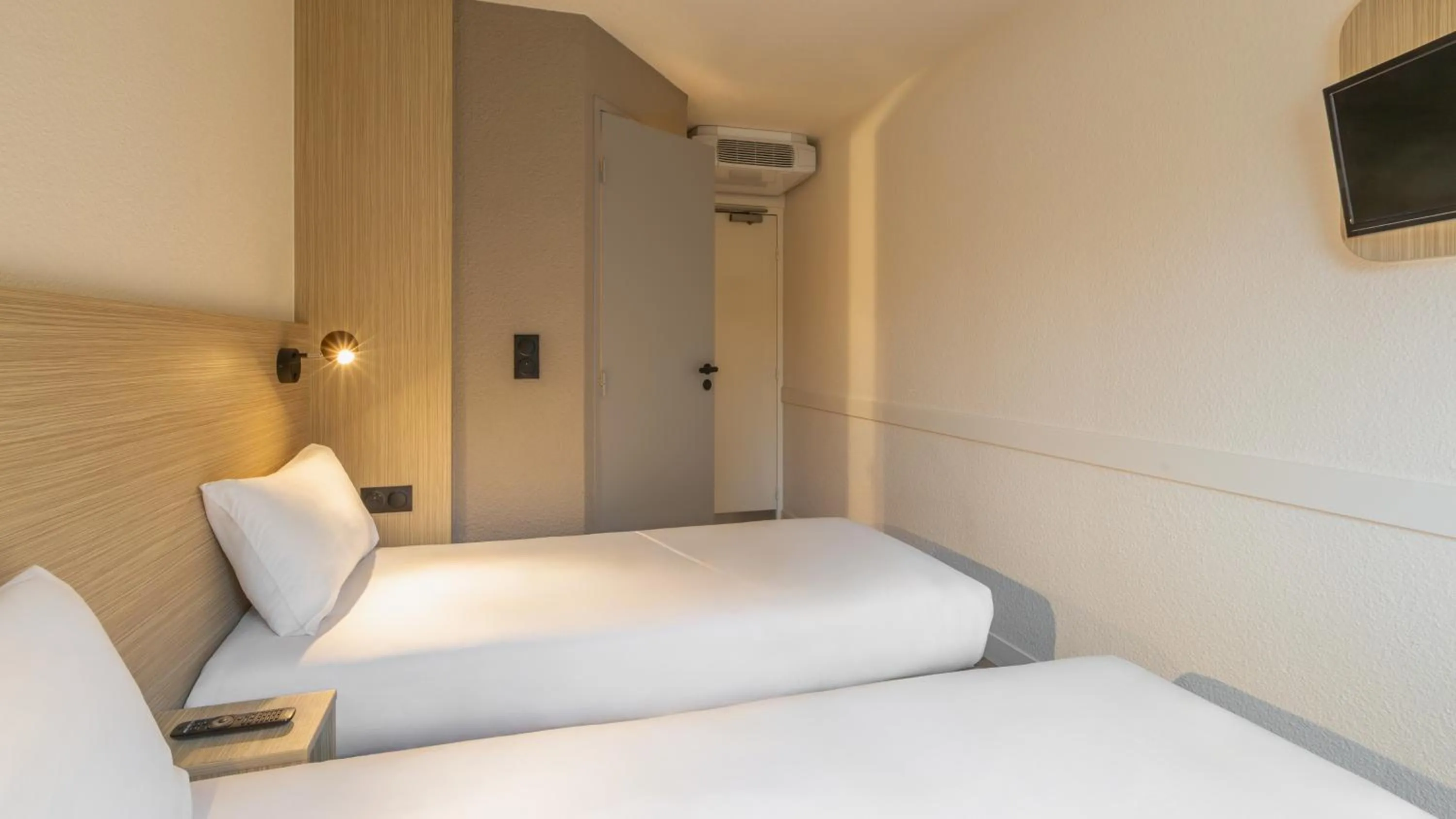 Bed in Première Classe Paris Ouest - Pont de Suresnes