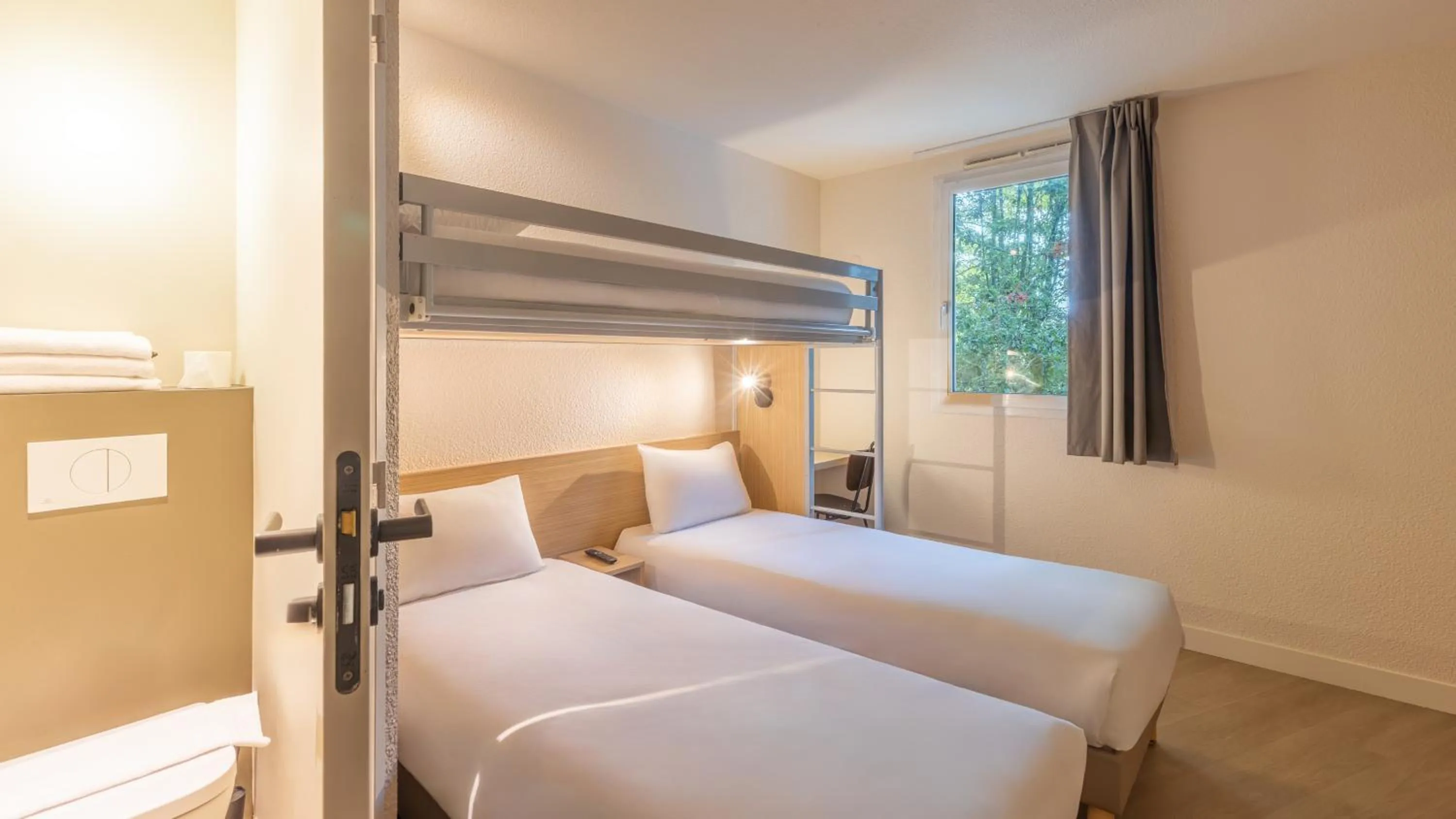 Bed in Première Classe Paris Ouest - Pont de Suresnes