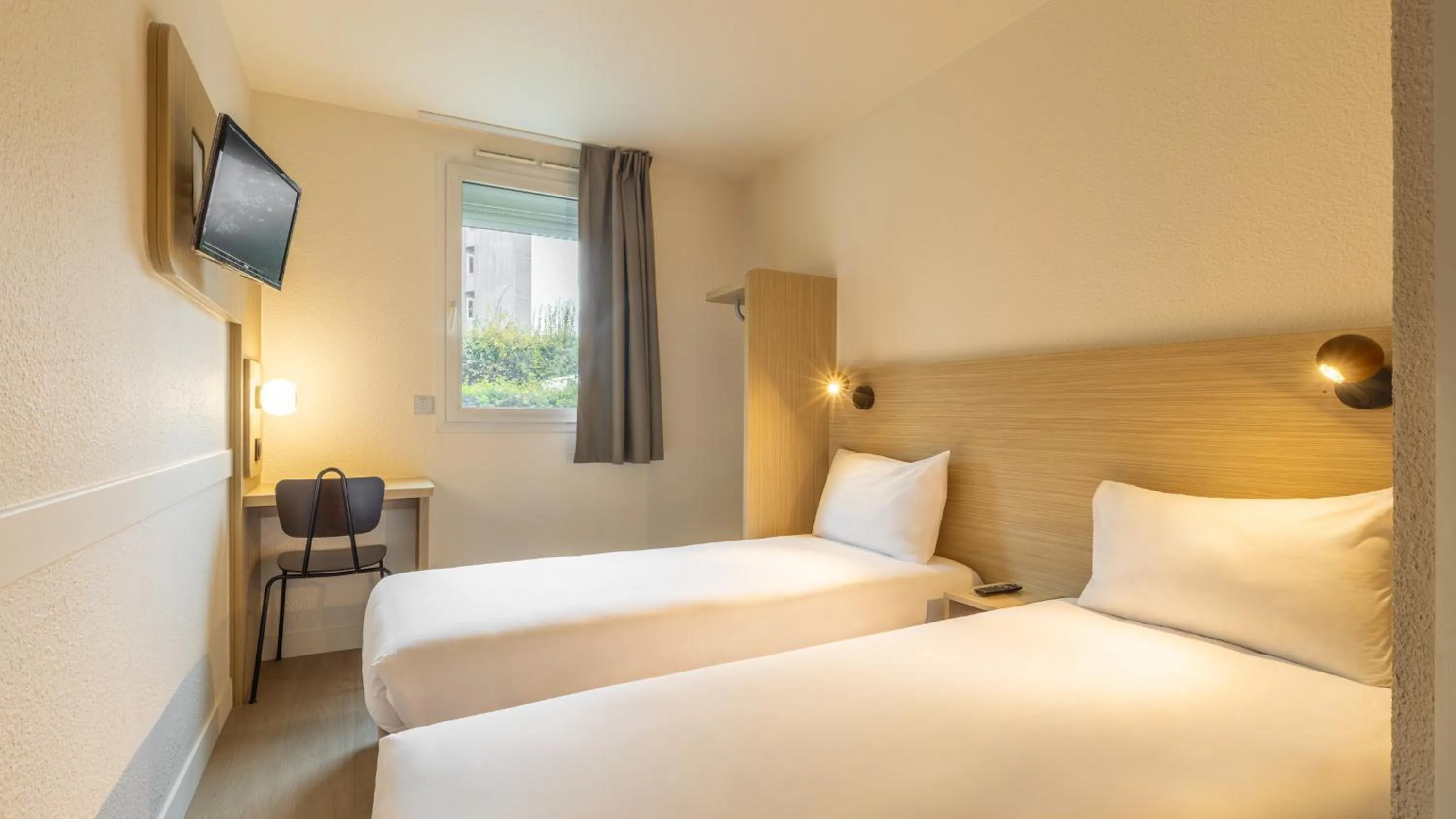 Bed in Première Classe Paris Ouest - Pont de Suresnes