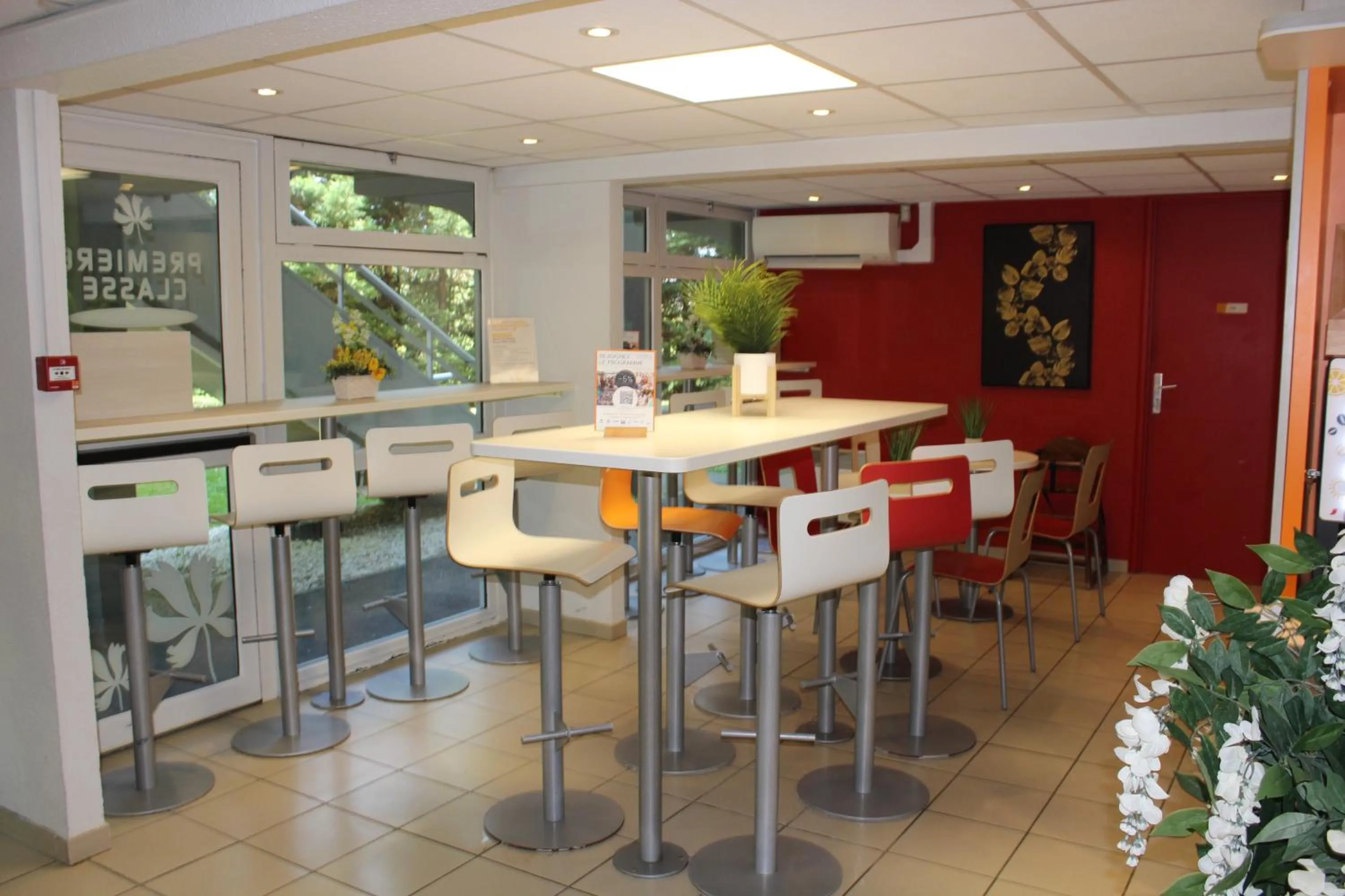 Restaurant/places to eat in Premiere Classe St Quentin en Yvelines Elancourt