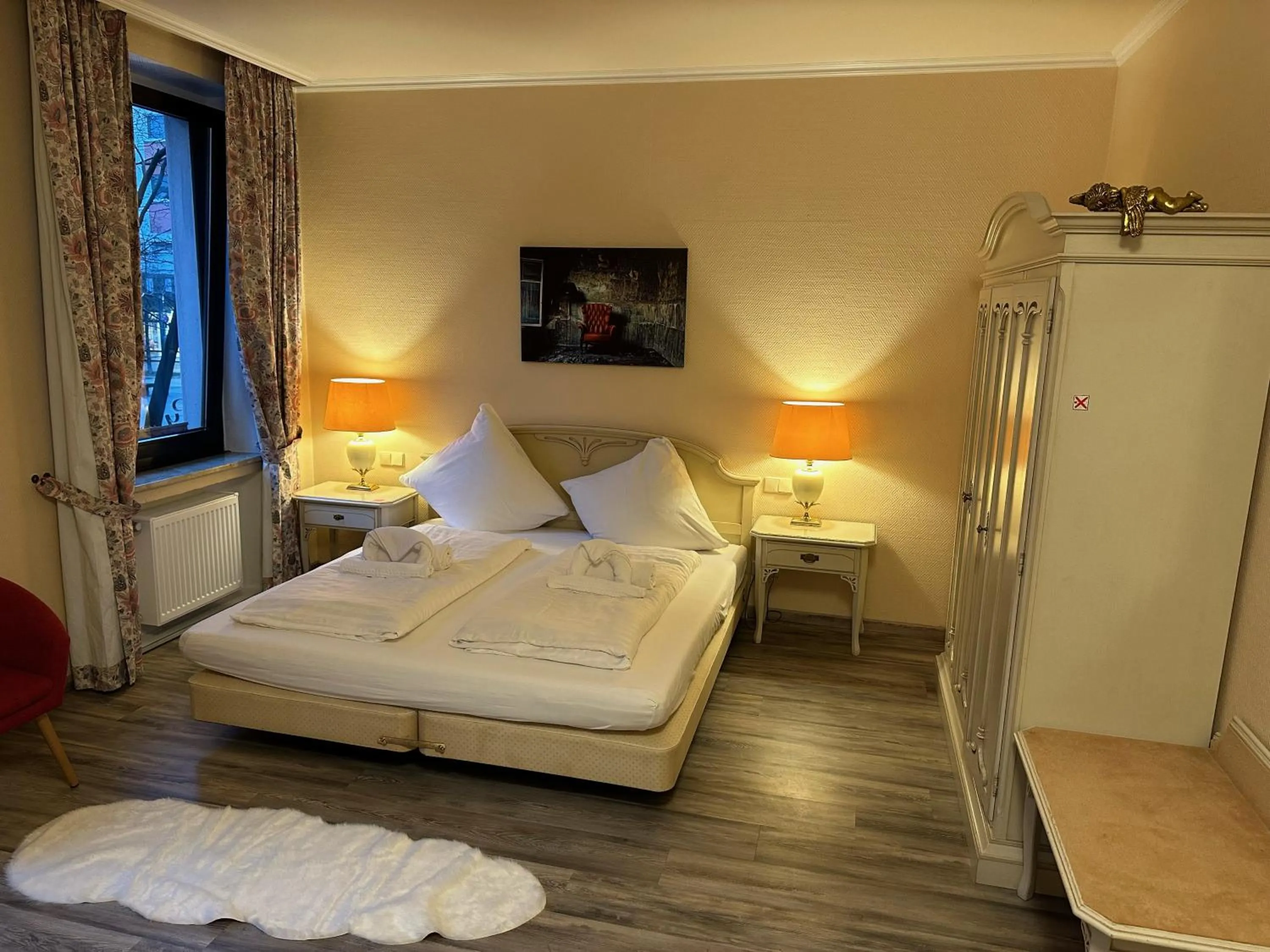 Photo of the whole room, Bed in Hotel "dream in" Heiligenhaus