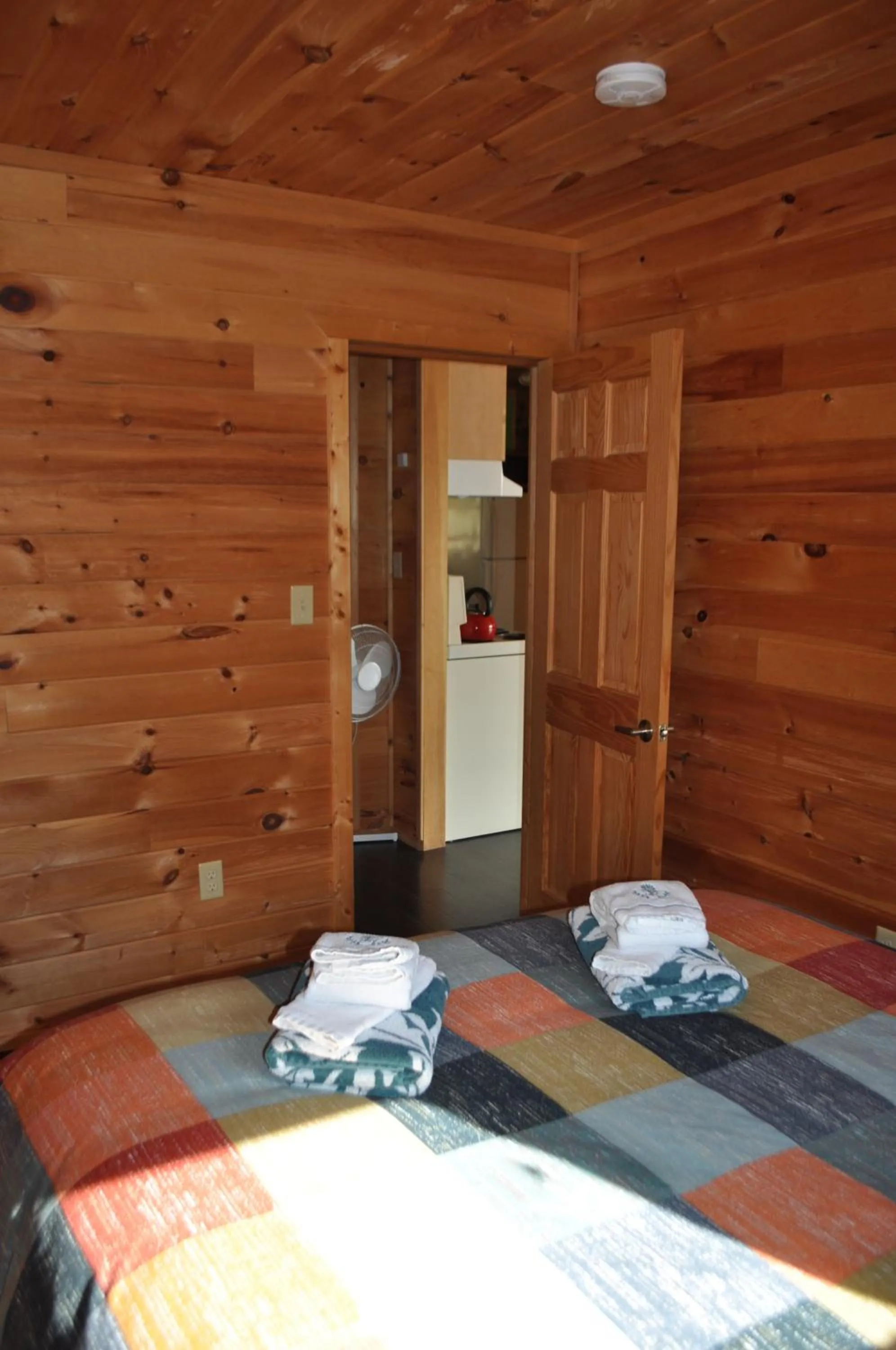 Bed in The Sleeping Moose Cottage