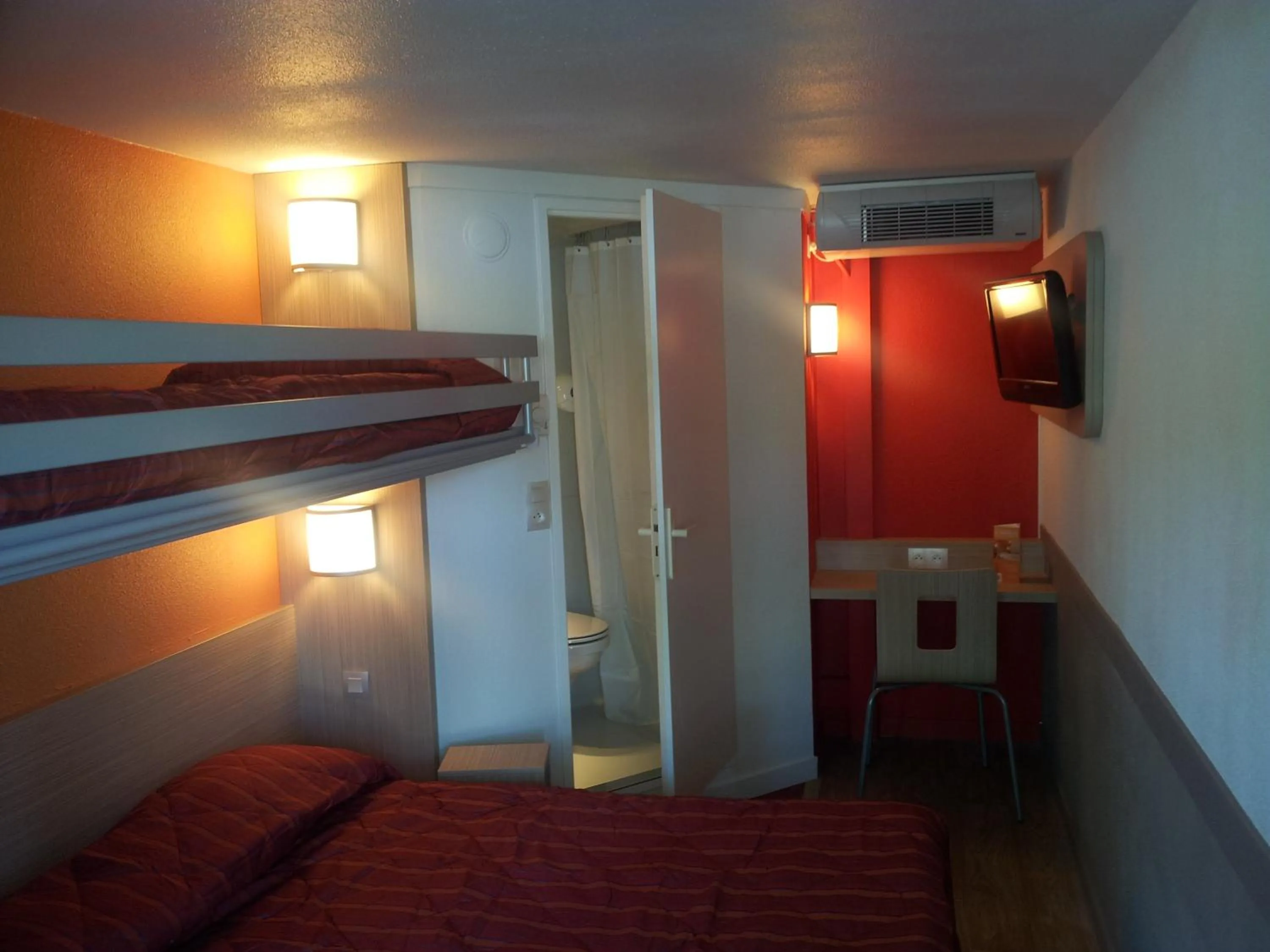 Photo of the whole room, Bed in Premiere Classe Lyon Est Aeroport Saint Exupery