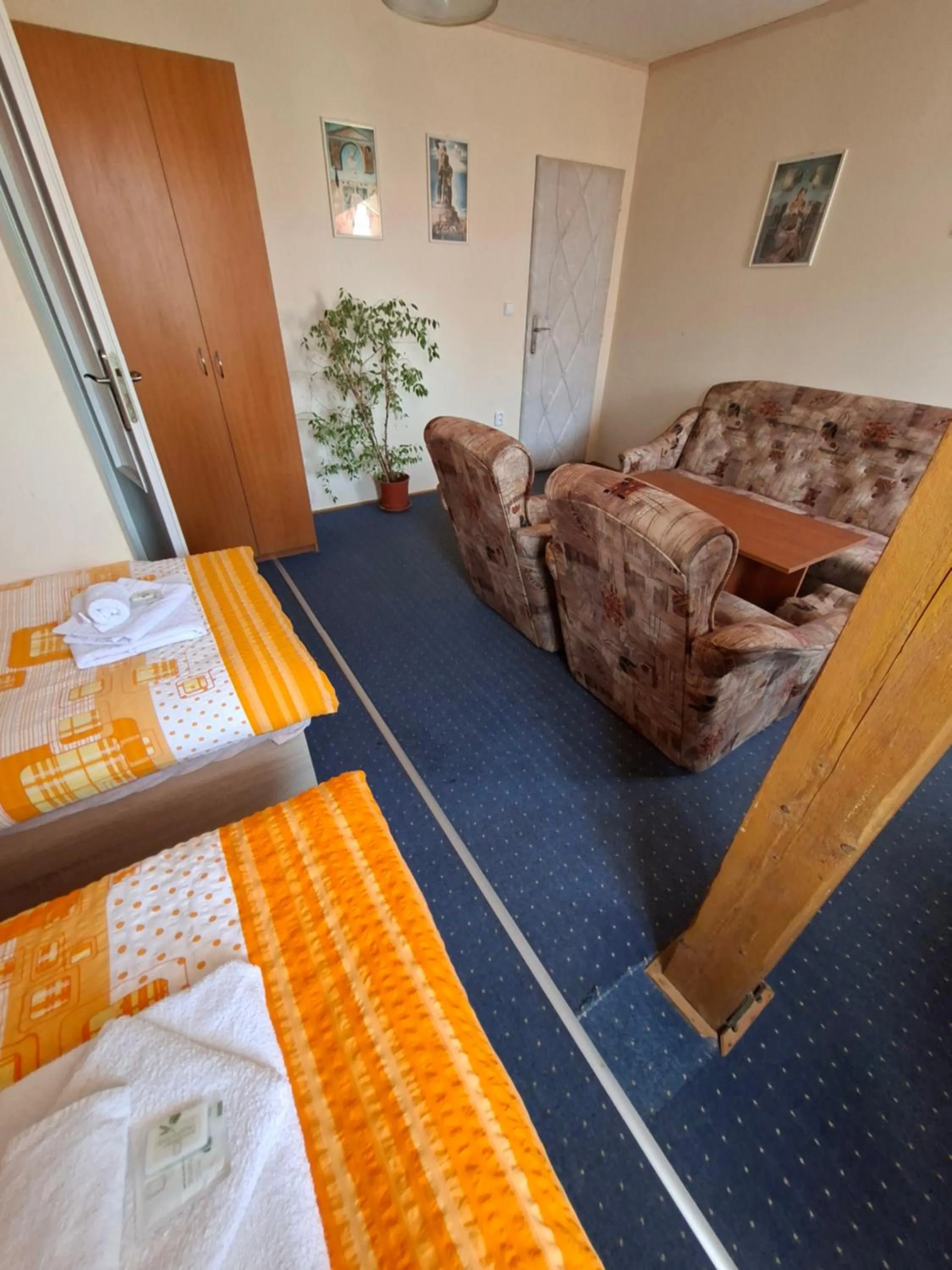 Photo of the whole room, Bed in Hotel Alster