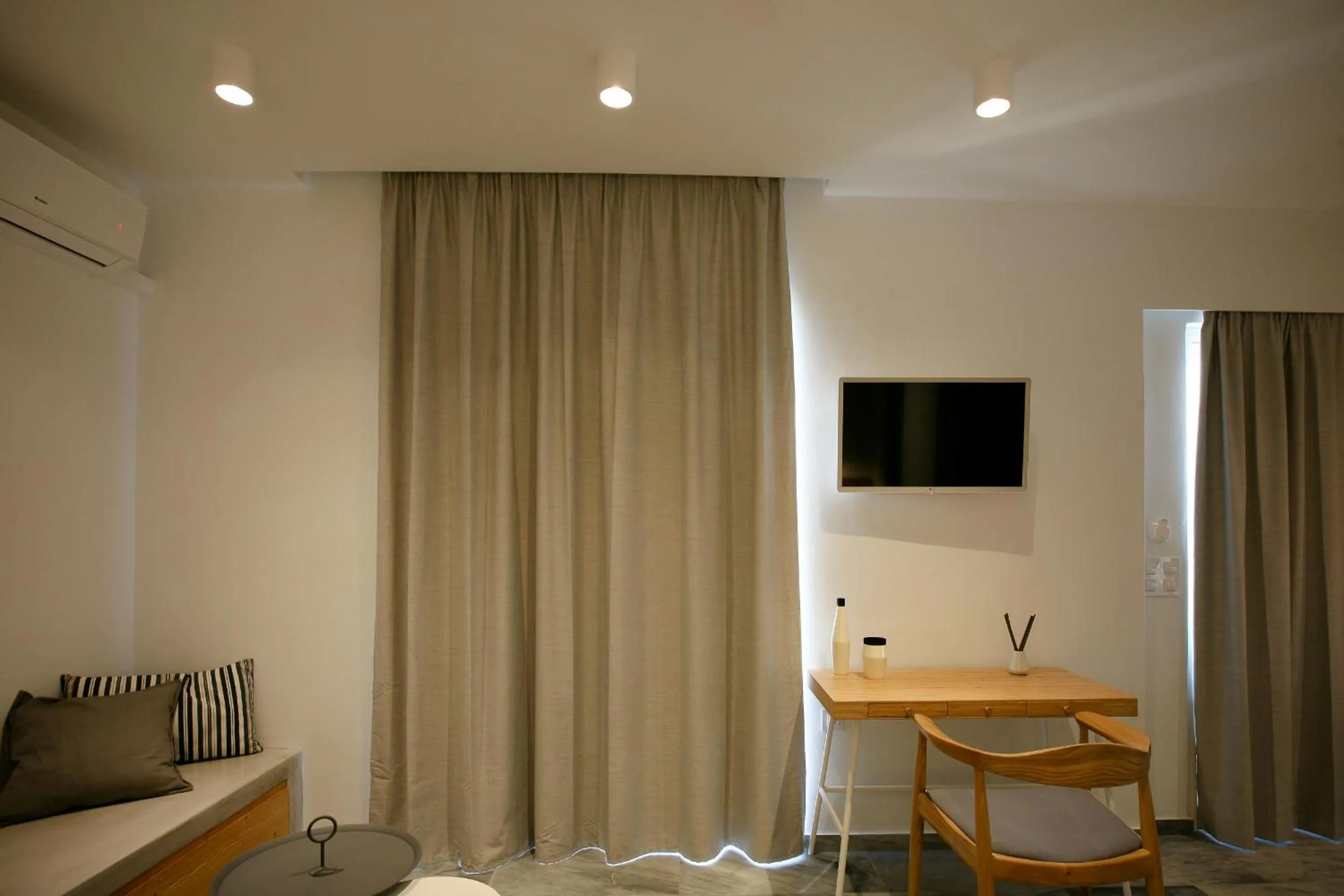 TV and multimedia in Pharos Apartments