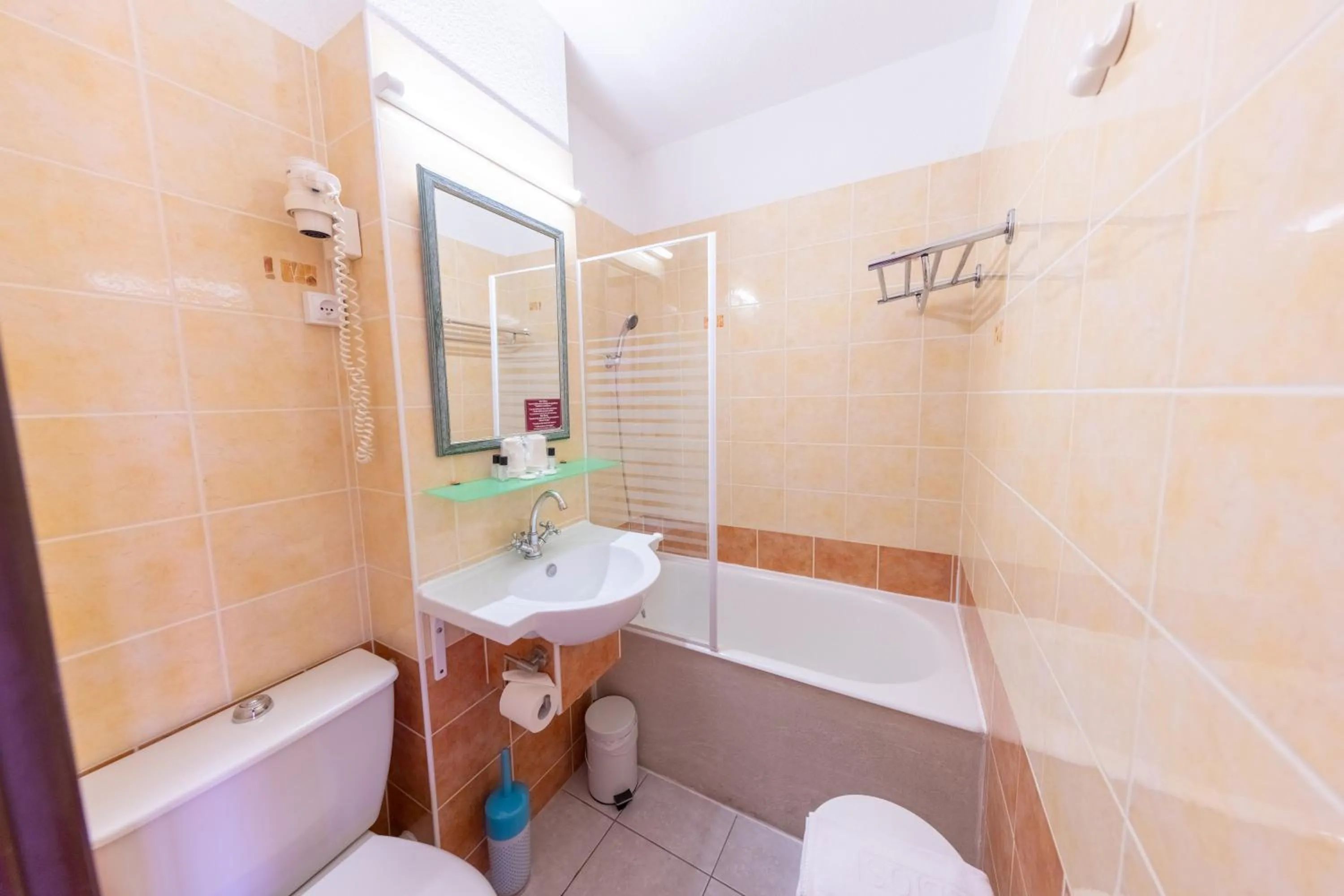 Bathroom in Brit Hotel Confort Hélios Agde