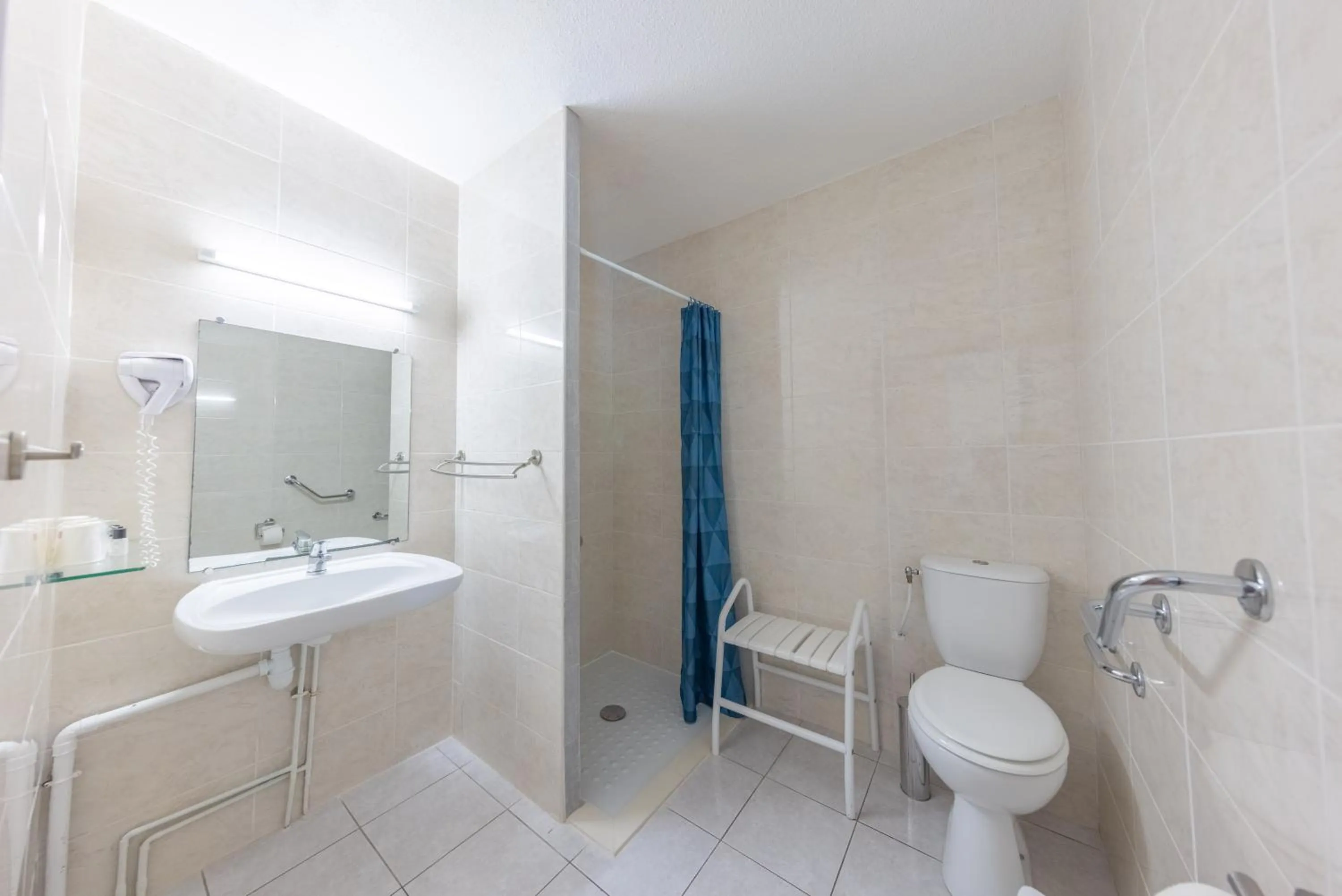 Bathroom in Brit Hotel Confort Hélios Agde