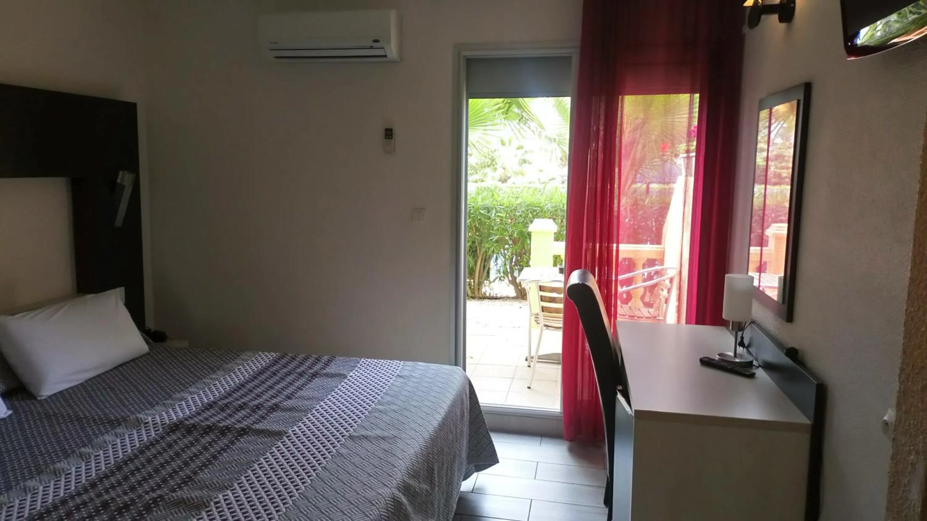 Bedroom, Bed in Brit Hotel Confort Hélios Agde