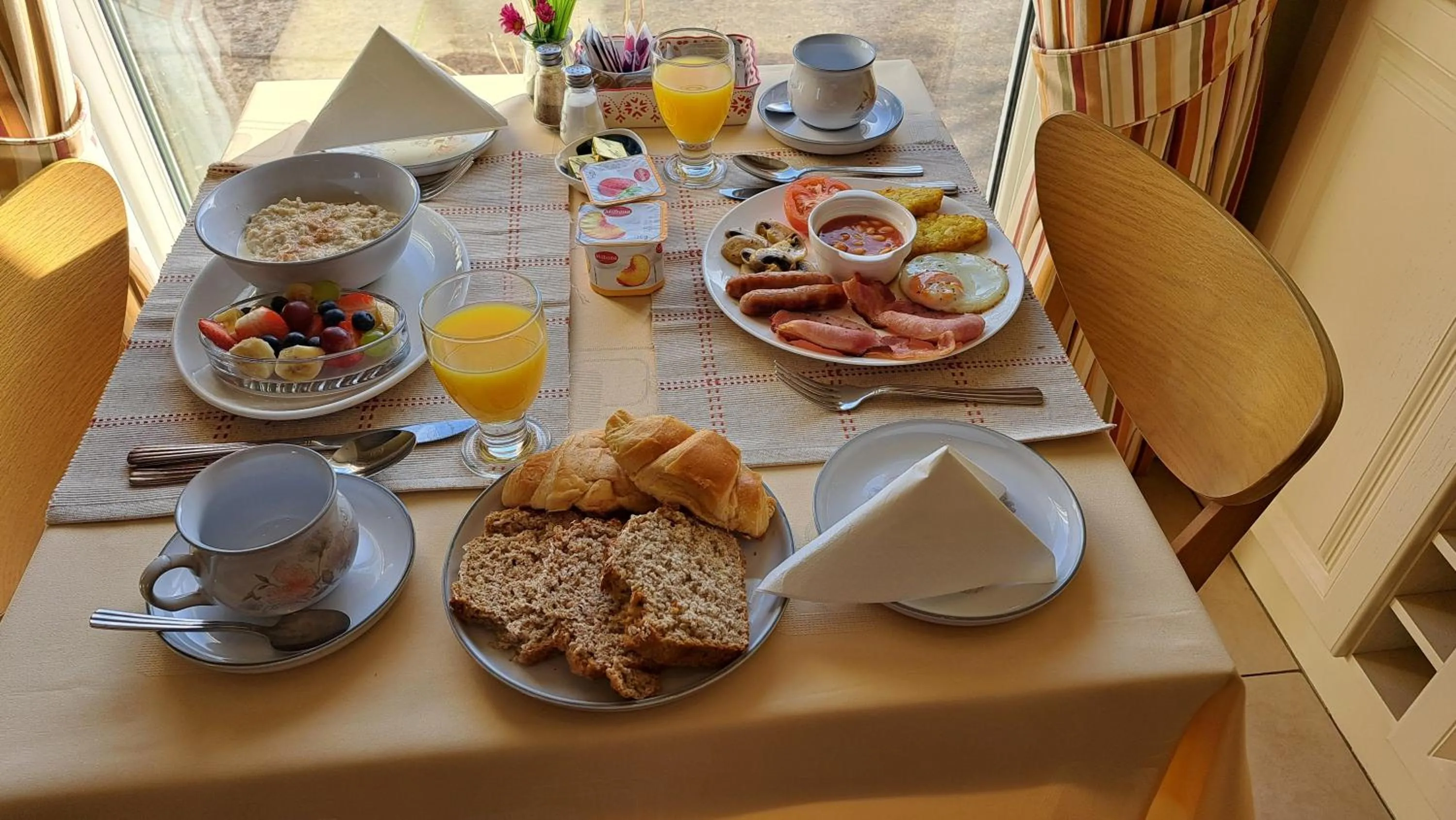 Breakfast in Hillhead House, F94 F6N1