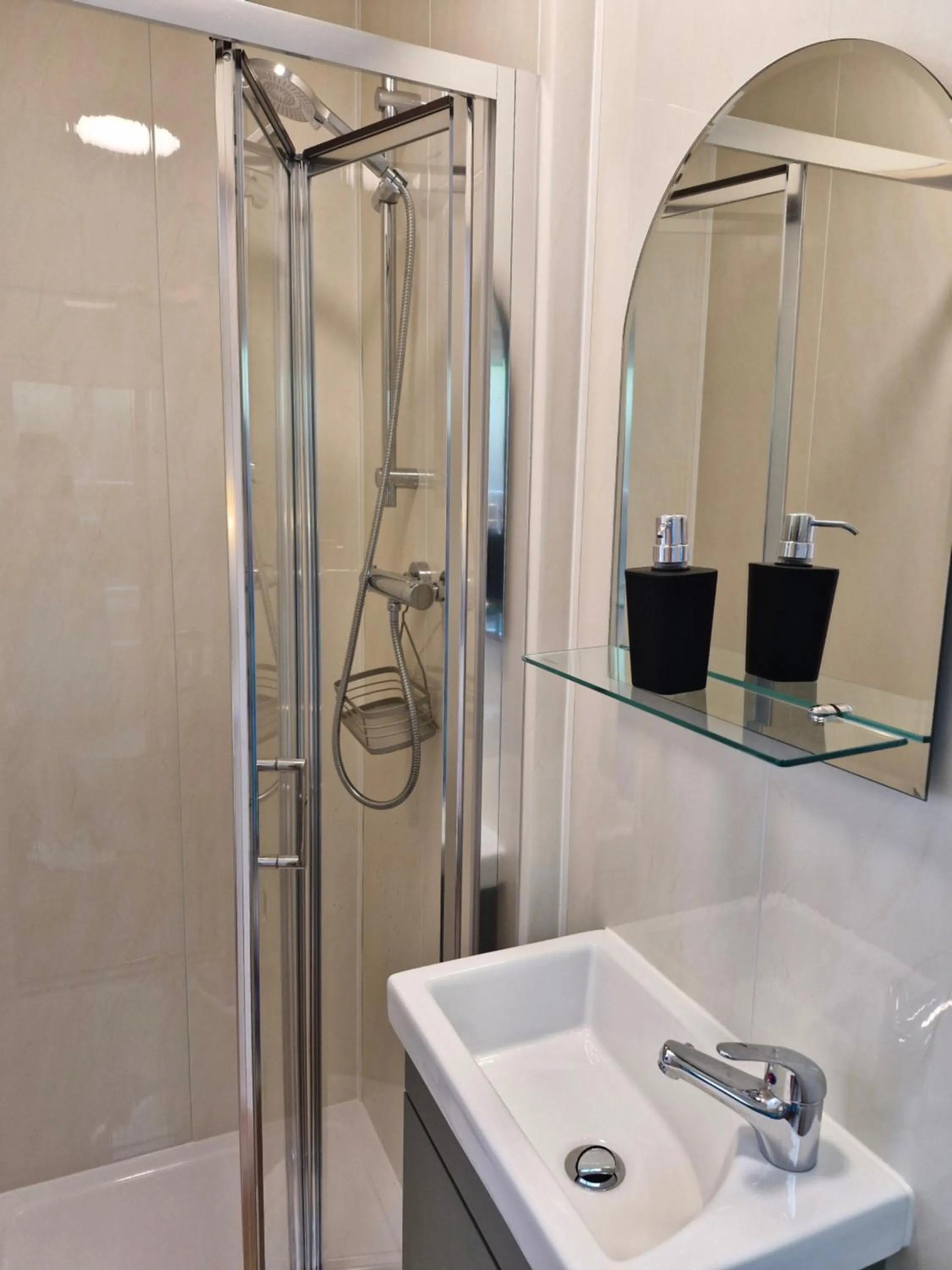 Shower in Hillhead House, F94 F6N1