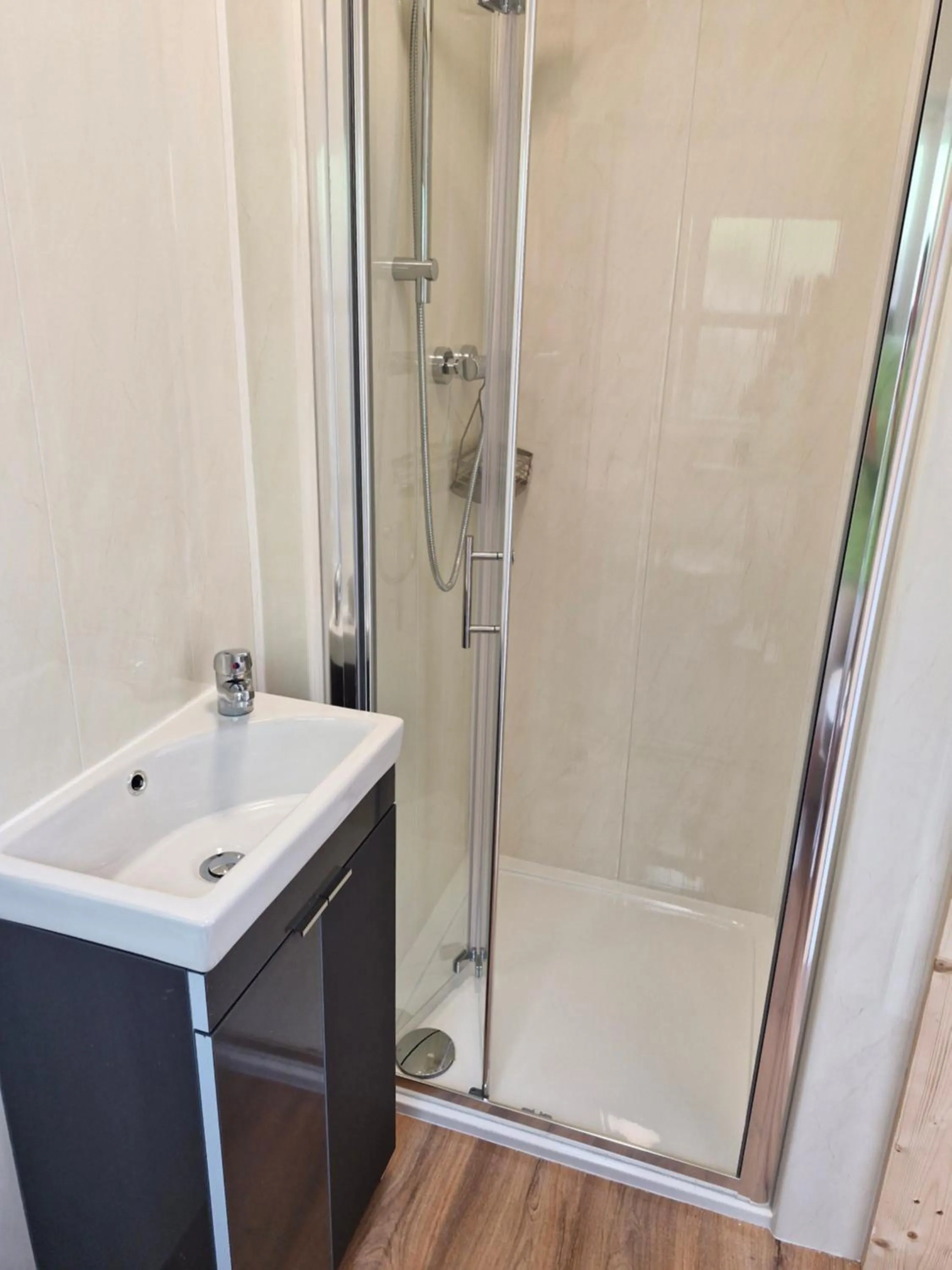 Shower in Hillhead House, F94 F6N1