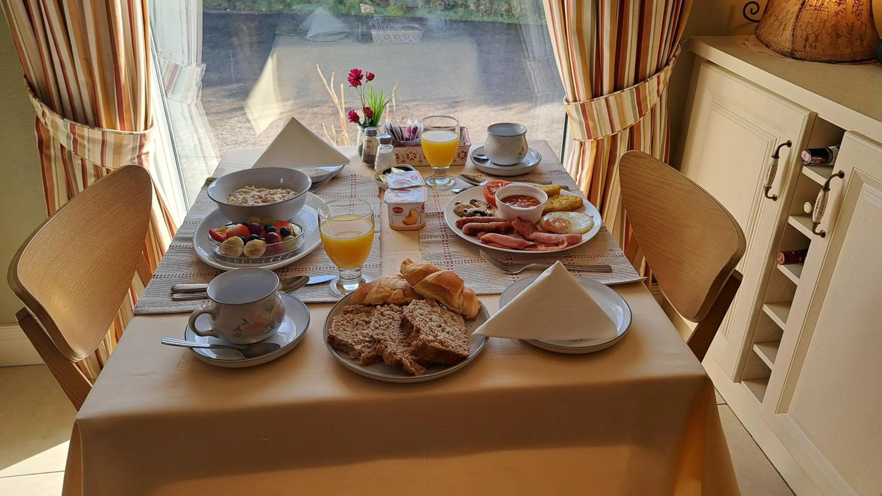 Breakfast in Hillhead House, F94 F6N1
