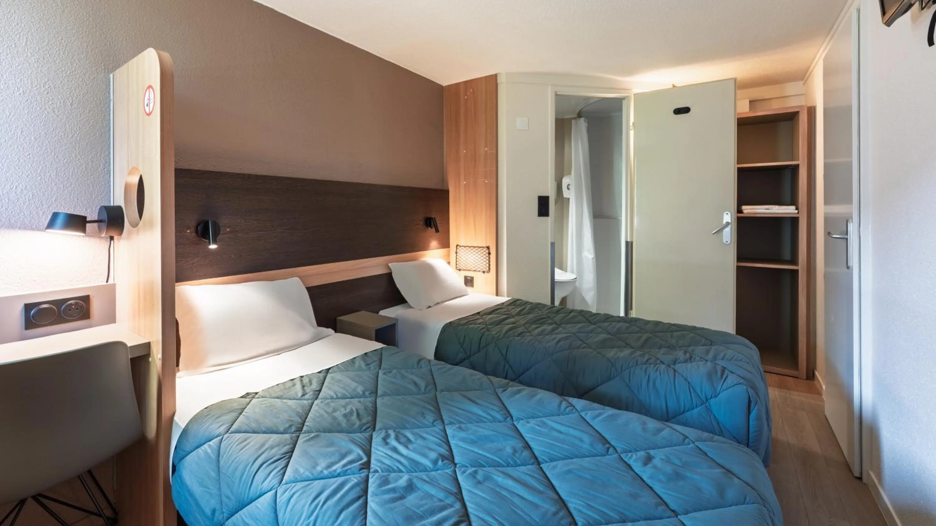 Bed in Premiere Classe Niort Est La Creche