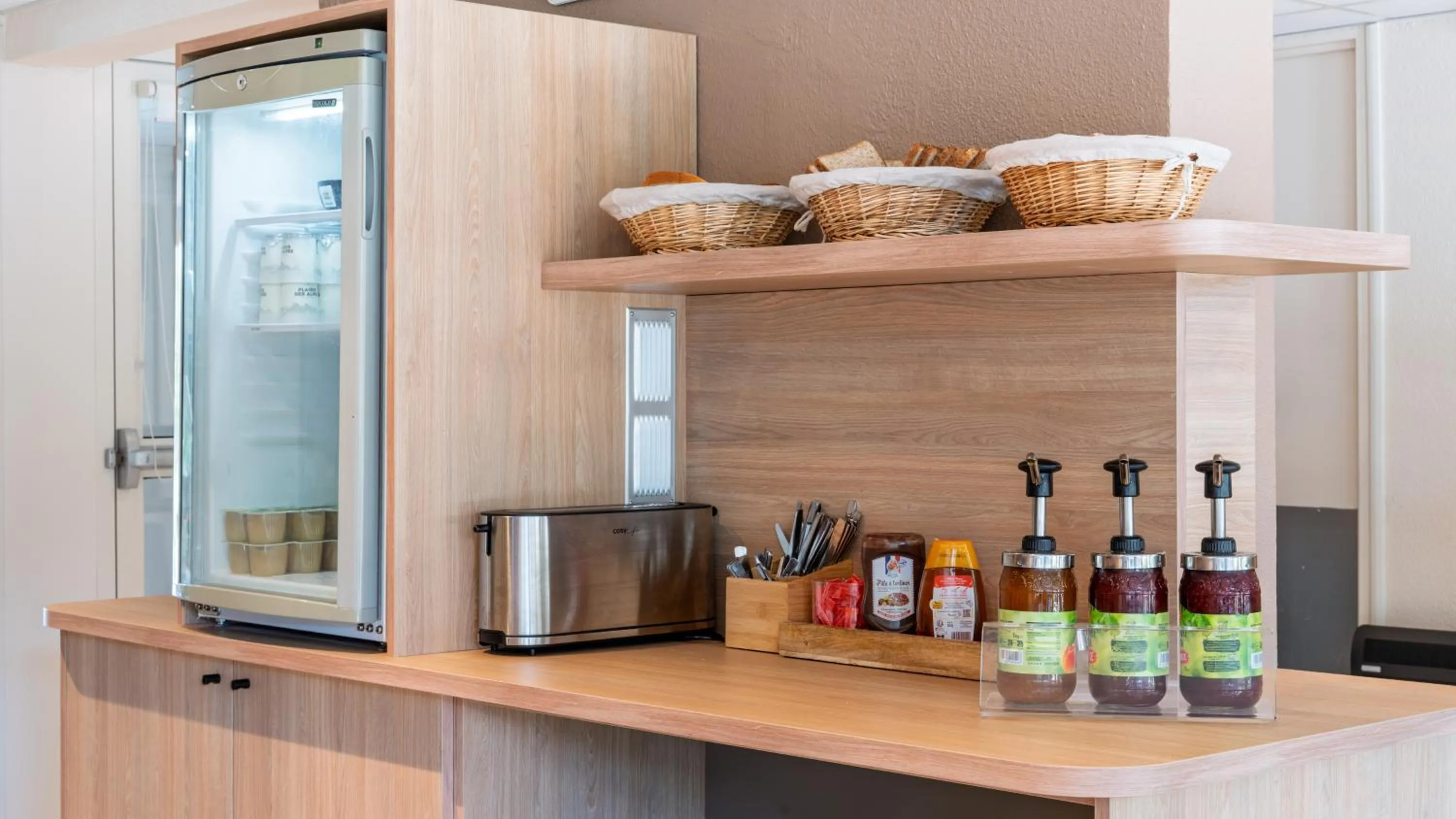 Food and drinks in Premiere Classe Niort Est La Creche