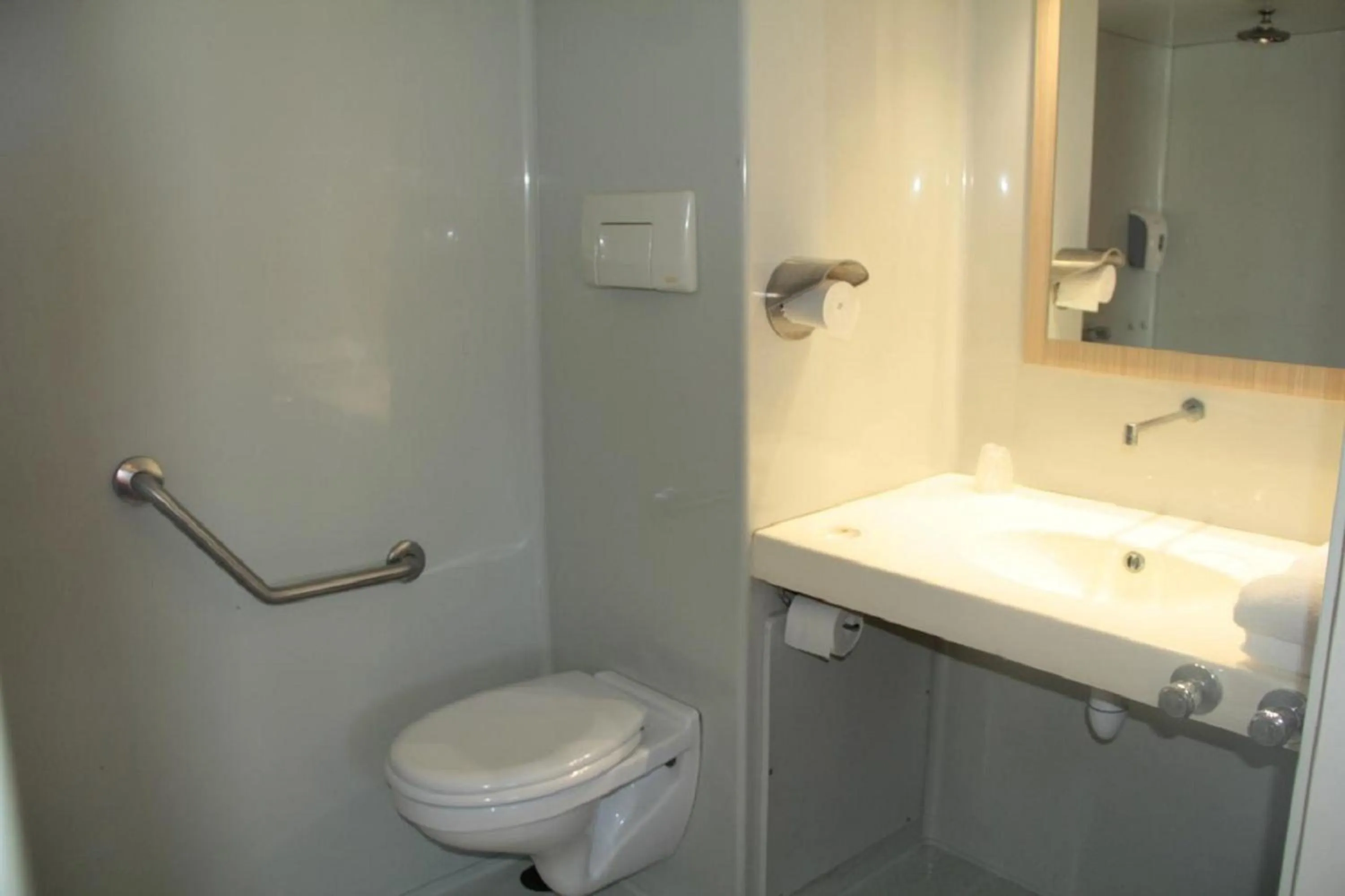 Bathroom in Premiere Classe Lille Sud - Seclin