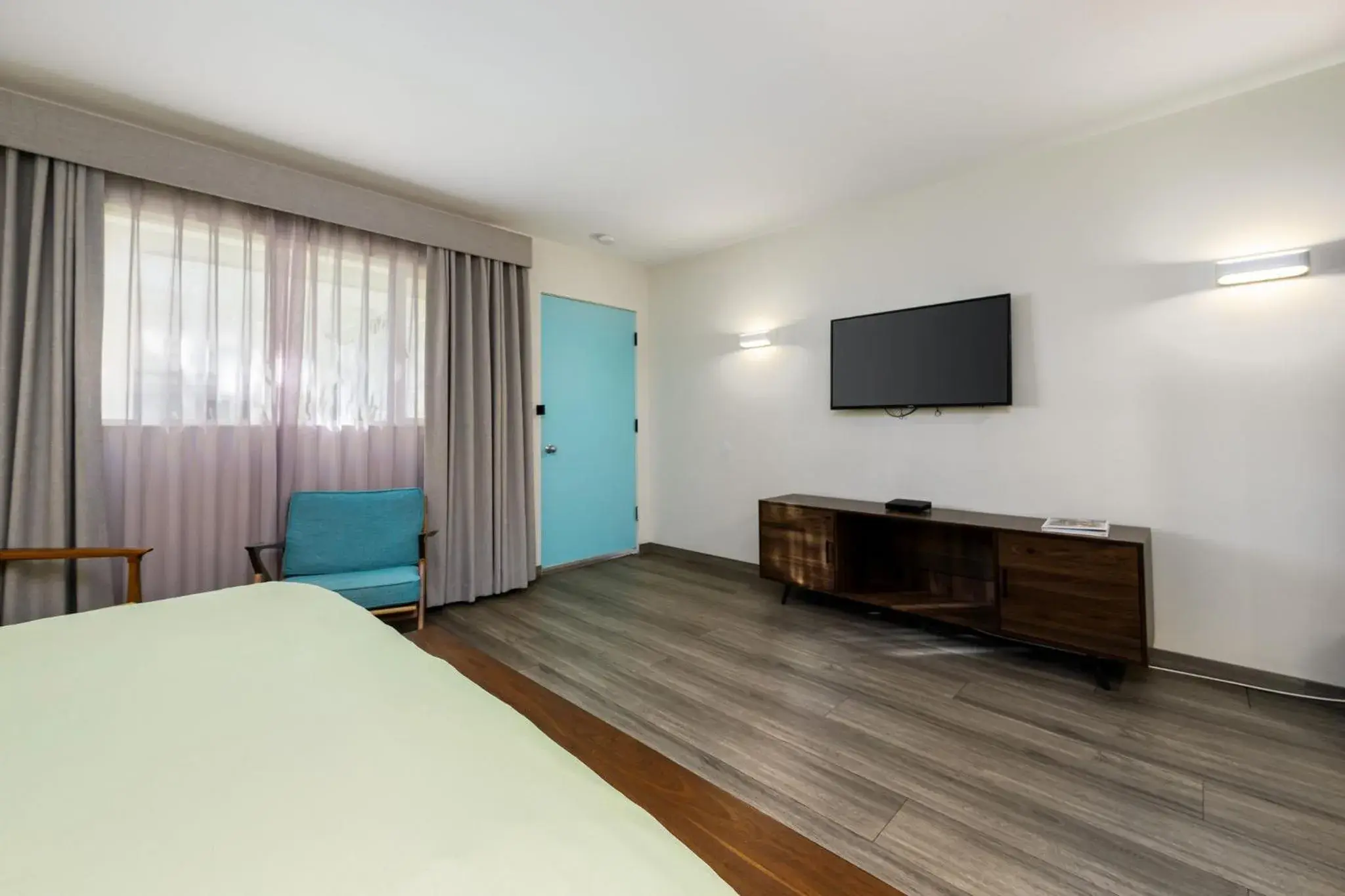 TV and multimedia, Bed in The Skylark, a Palm Springs Hotel TV and multimedia, Bed in The Skylark, a Palm Springs Hotel