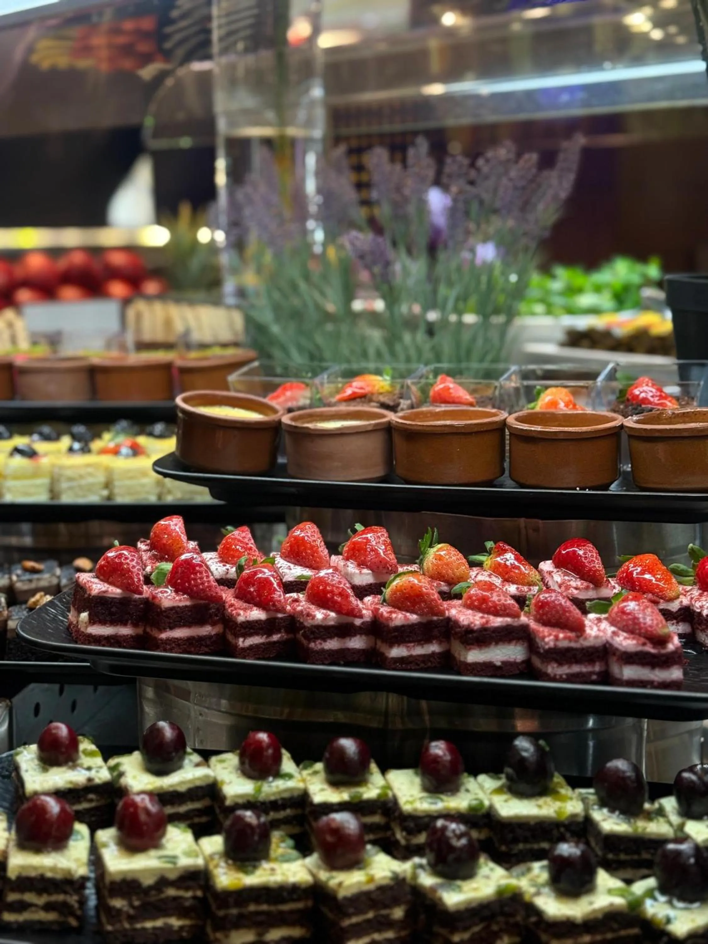 Restaurant/places to eat in Crowne Plaza Madinah by IHG