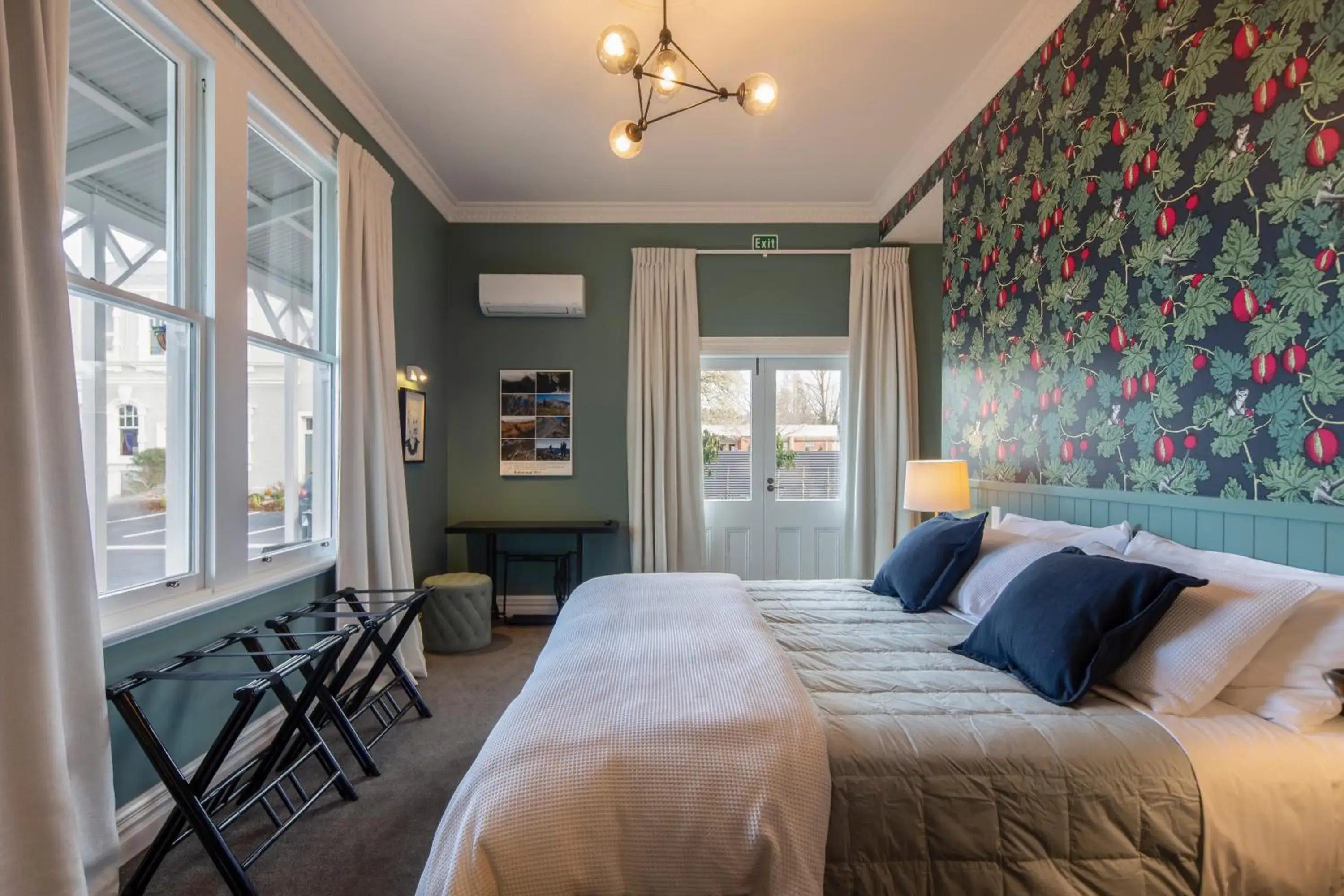 King Room with Roll-In Shower - Disability Access in The Vicarage Geraldine King Room with Roll-In Shower - Disability Access in The Vicarage Geraldine