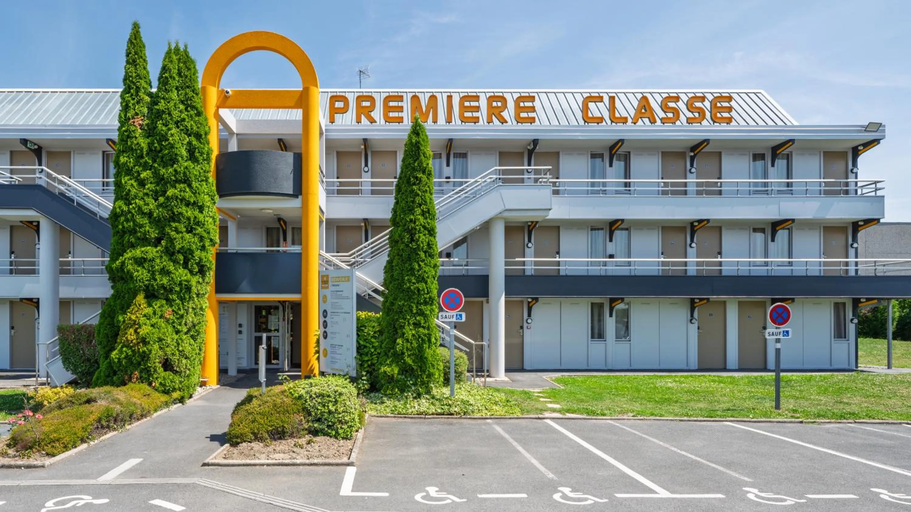 Facade/entrance in Premiere Classe Valenciennes Sud - Rouvignies