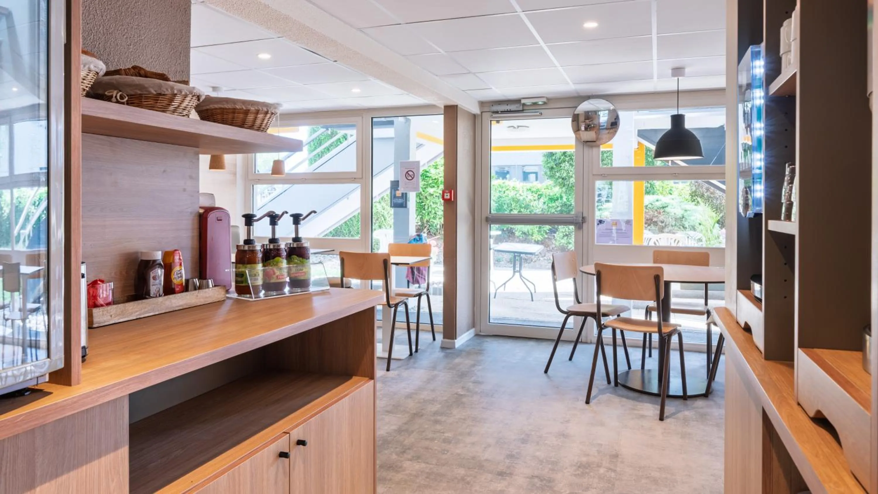 Communal lounge/ TV room in Premiere Classe Valenciennes Sud - Rouvignies