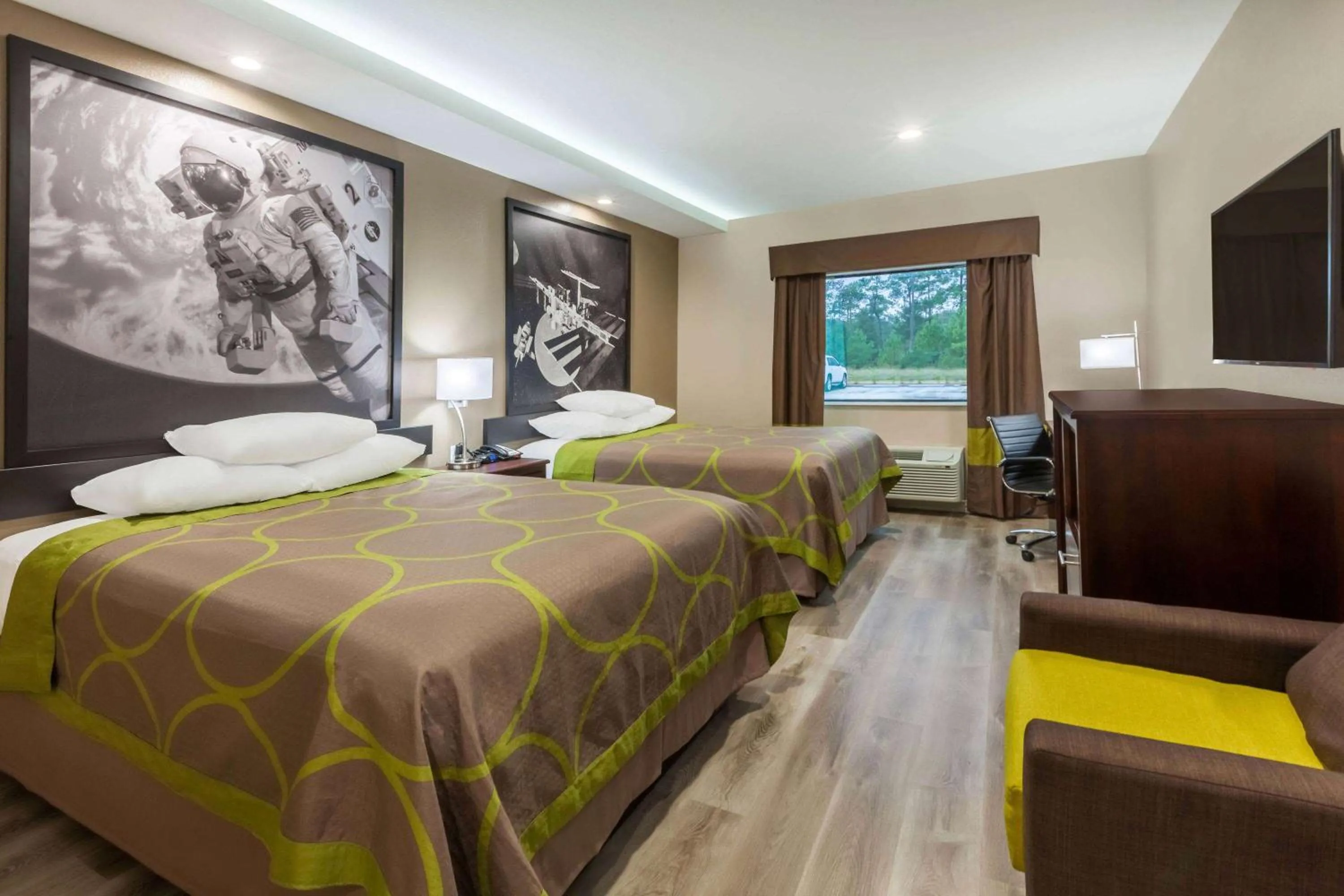 Photo of the whole room, Bed in Super 8 by Wyndham Kingwood Houston North